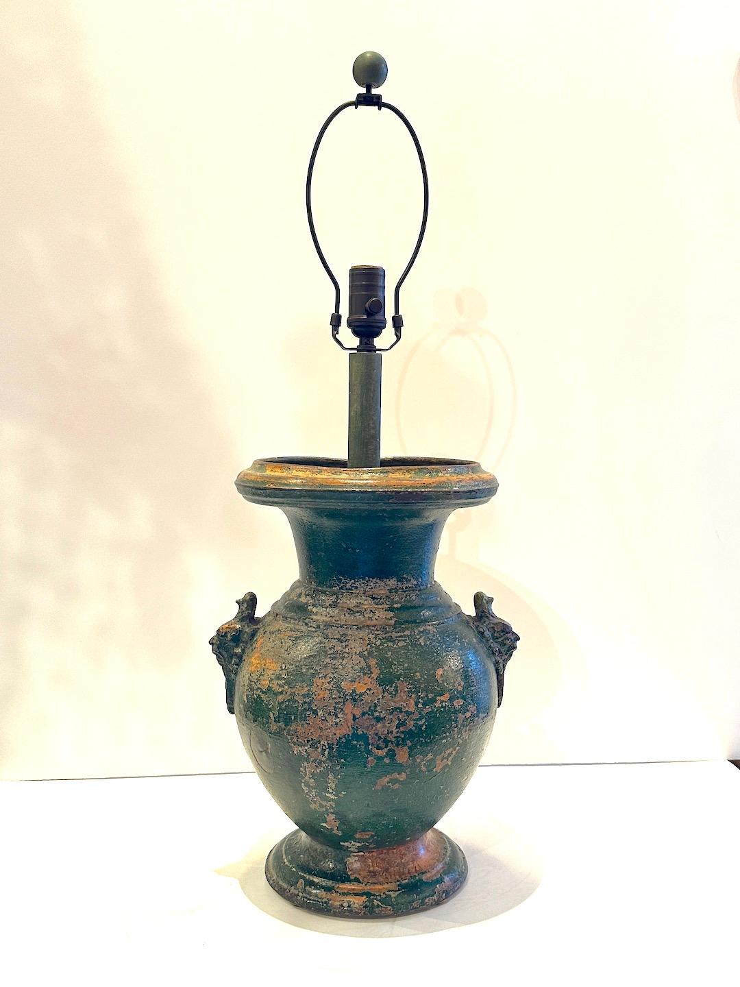 Style Han, vase en métal en guise de lampe.  Finale en bois.  Nuance plus récente.  Diamètre de l'abat-jour 21.5