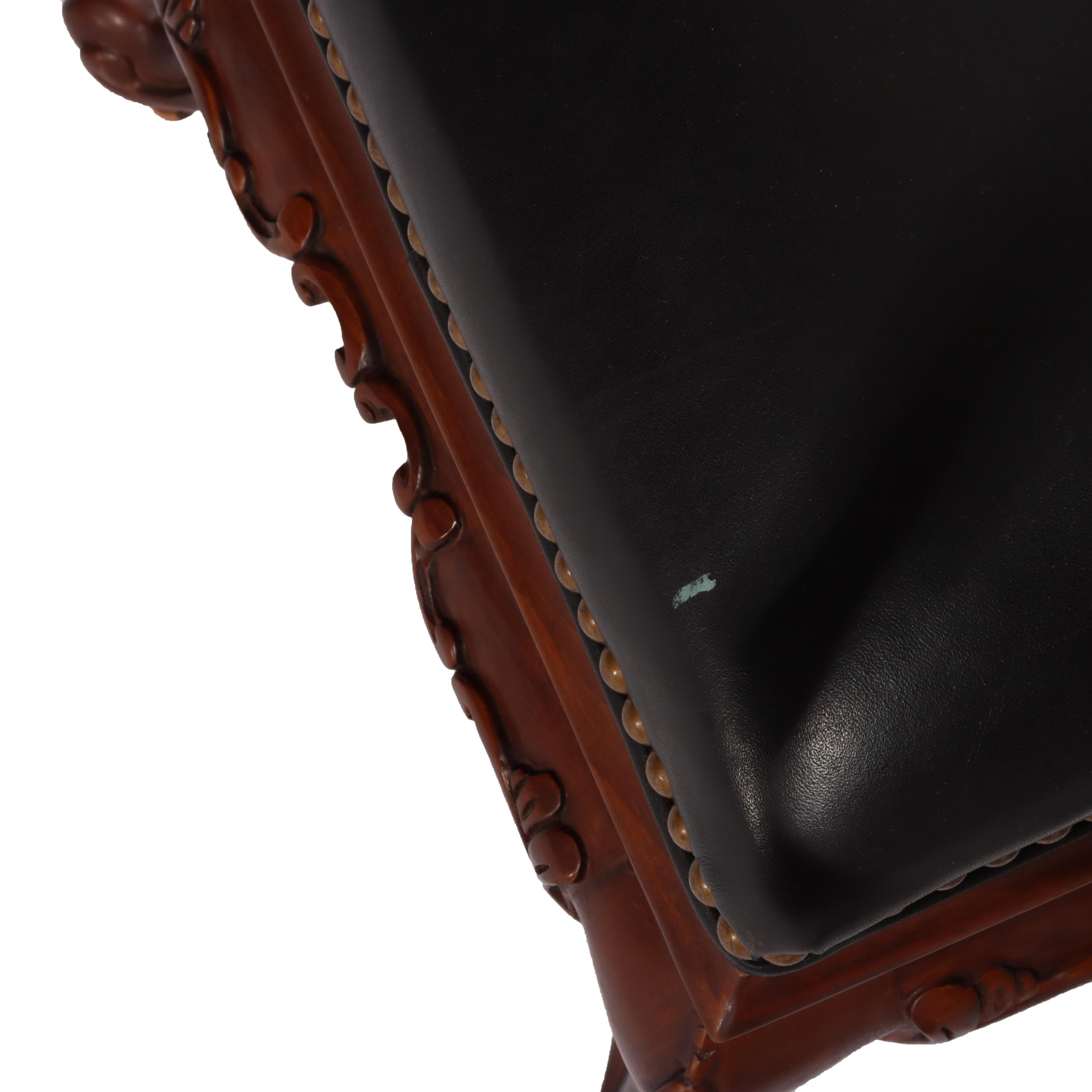 XX secolo Sgabello vintage Hancock & Moore in stile Luigi XIV in mogano intagliato e pelle nera in vendita