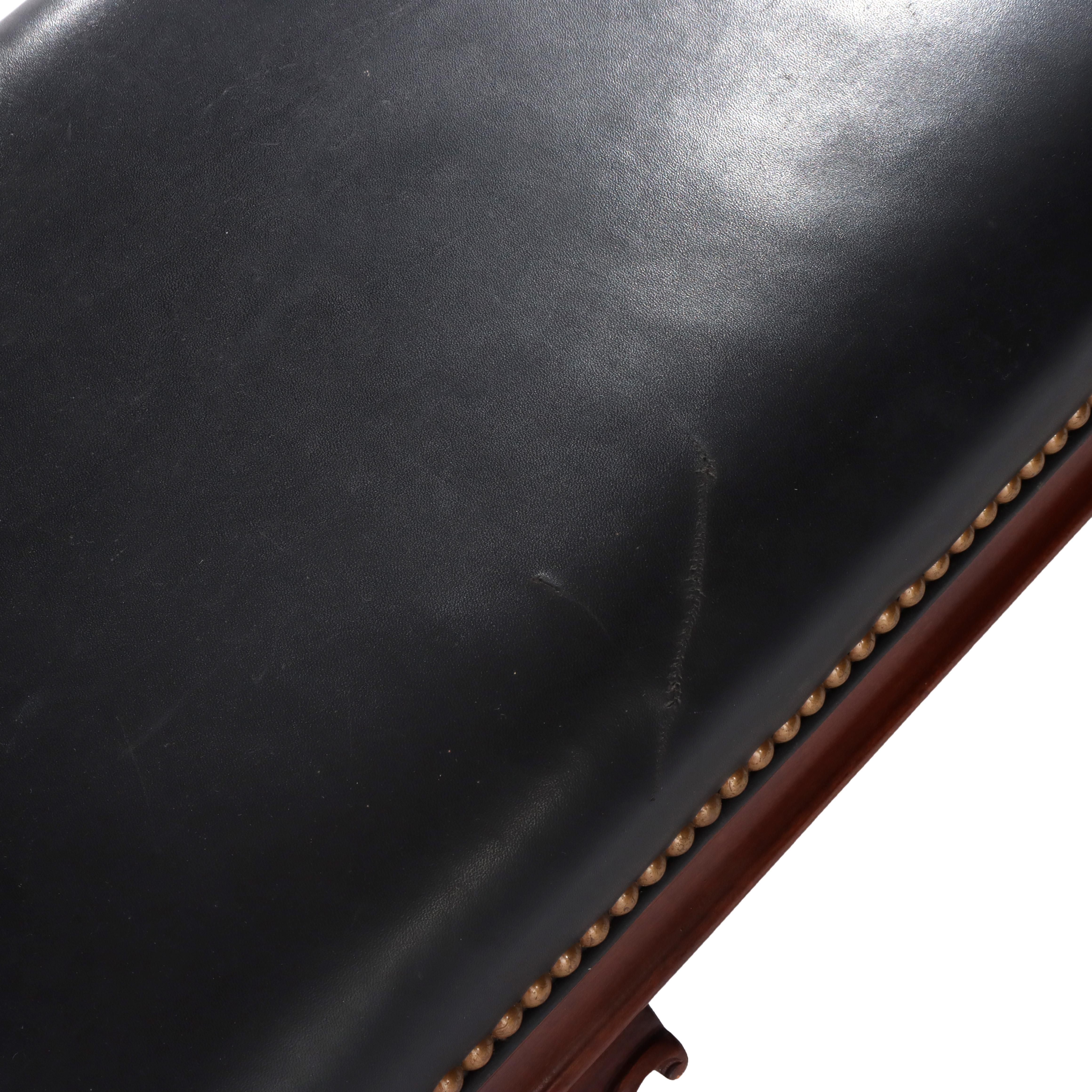 Pelle Sgabello vintage Hancock & Moore in stile Luigi XIV in mogano intagliato e pelle nera in vendita