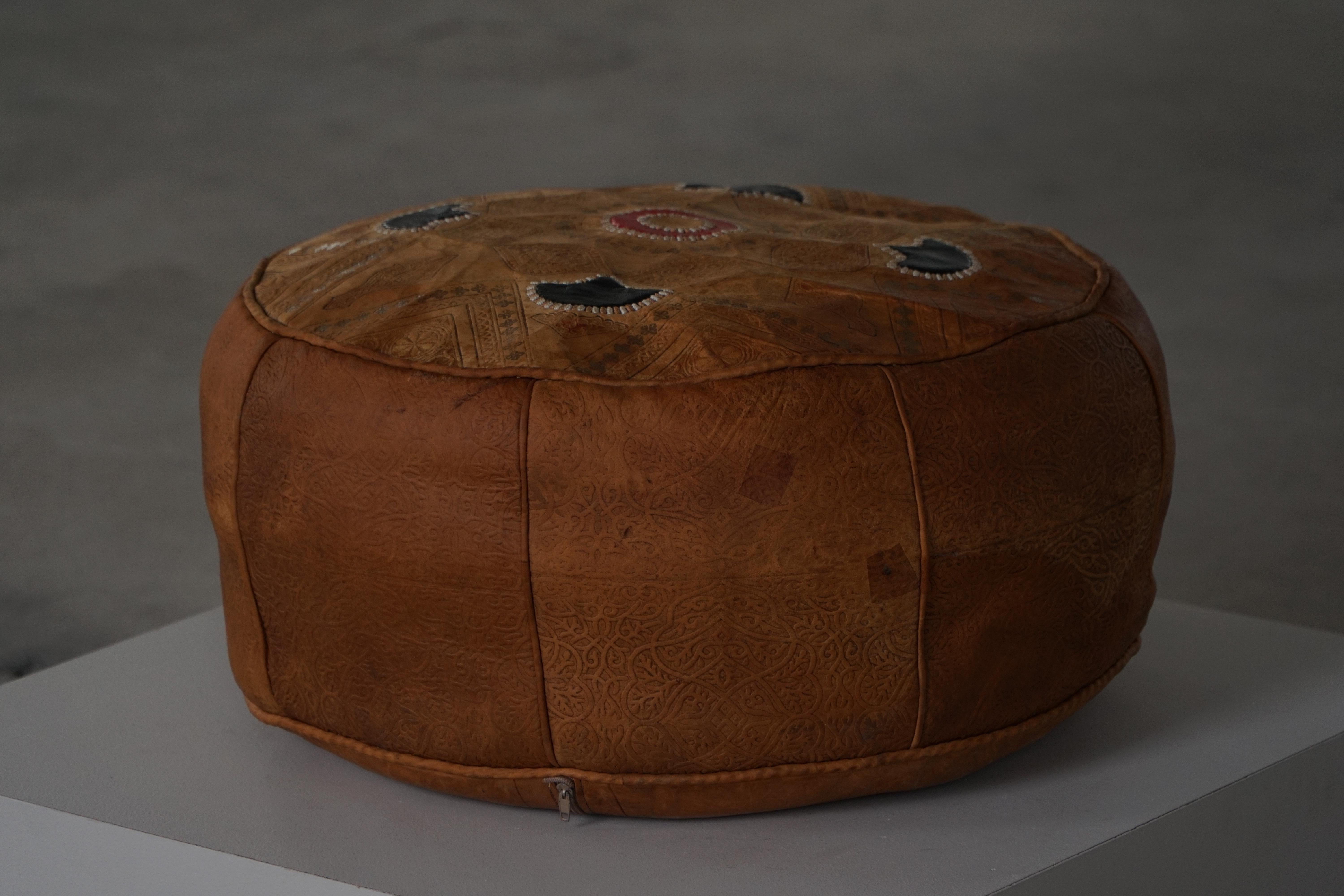 Pouf marocain vintage en cuir de haute qualité avec broderie complexe, 1970 en vente 2
