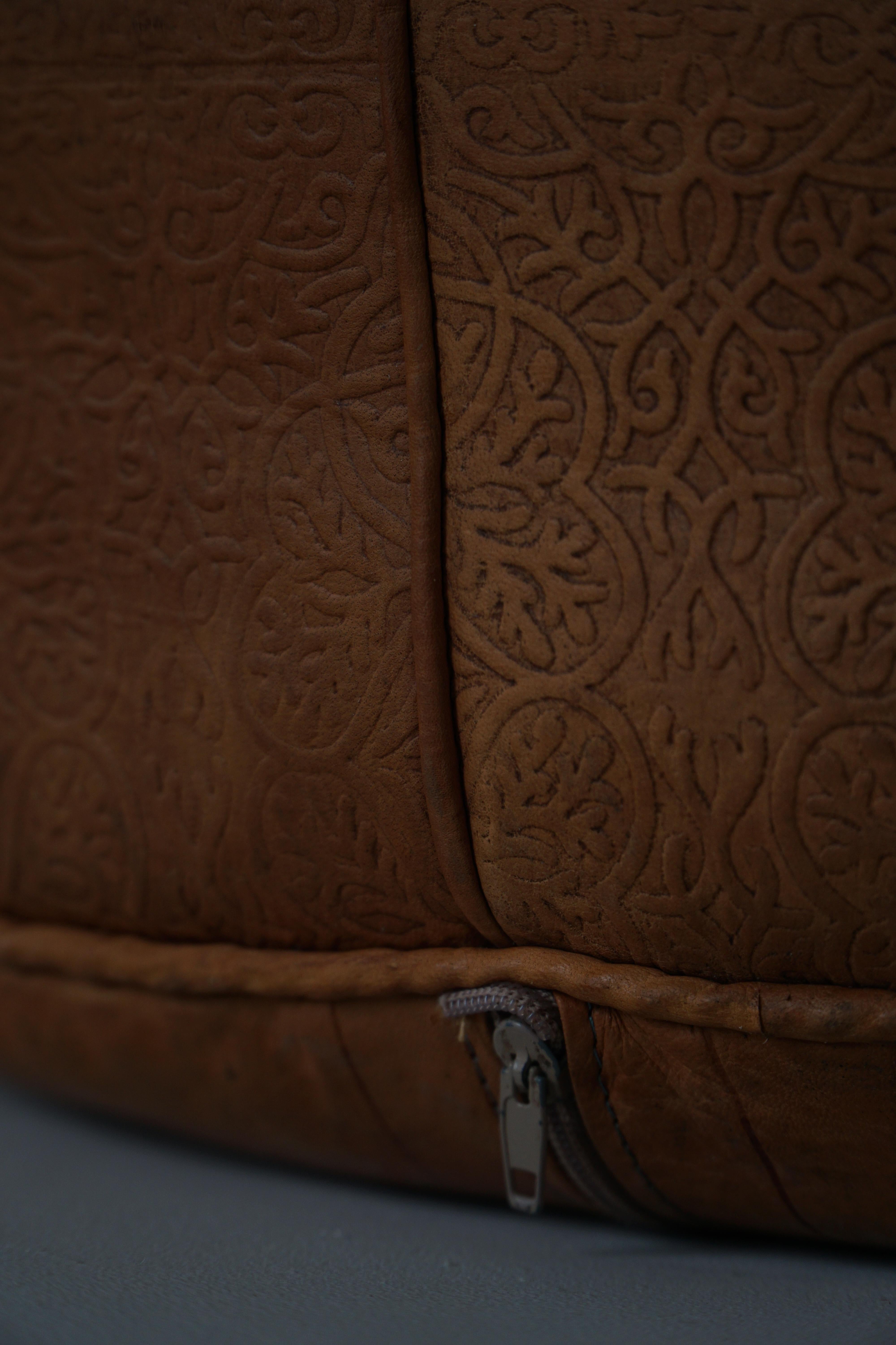 Pouf marocain vintage en cuir de haute qualité avec broderie complexe, 1970 en vente 4