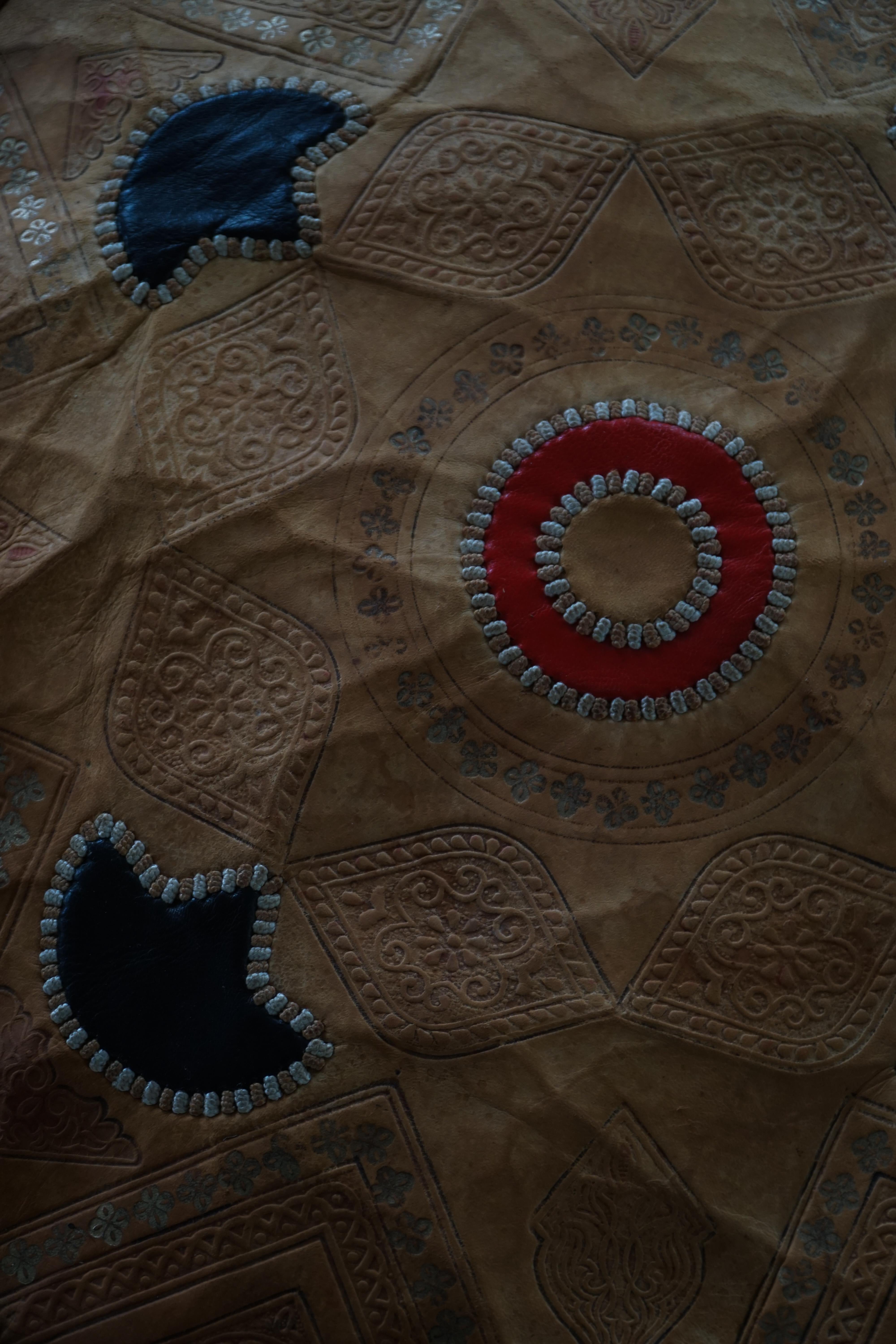 Pouf marocain vintage en cuir de haute qualité avec broderie complexe, 1970 en vente 5