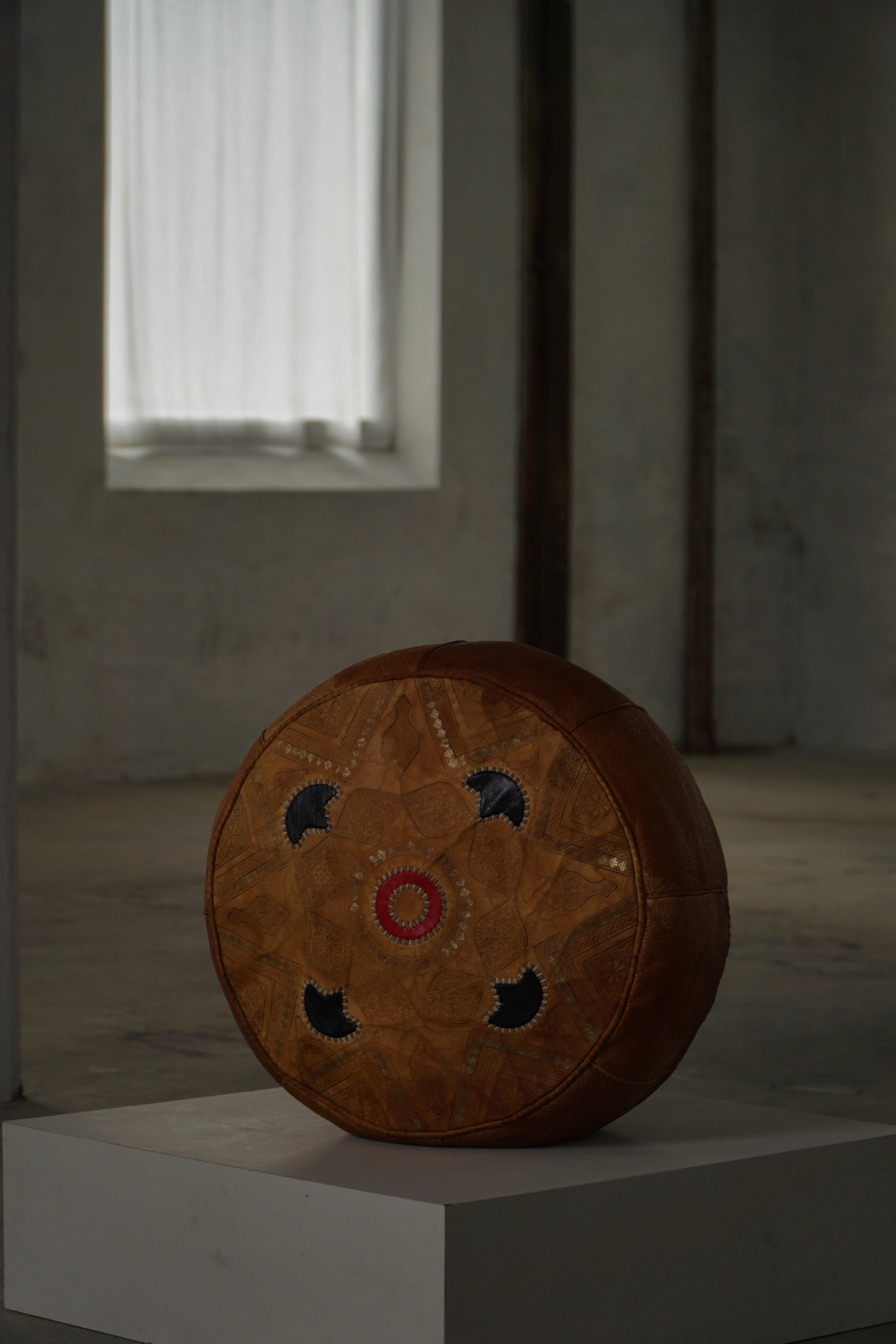Pouf marocain vintage en cuir de haute qualité avec broderie complexe, 1970 en vente 6
