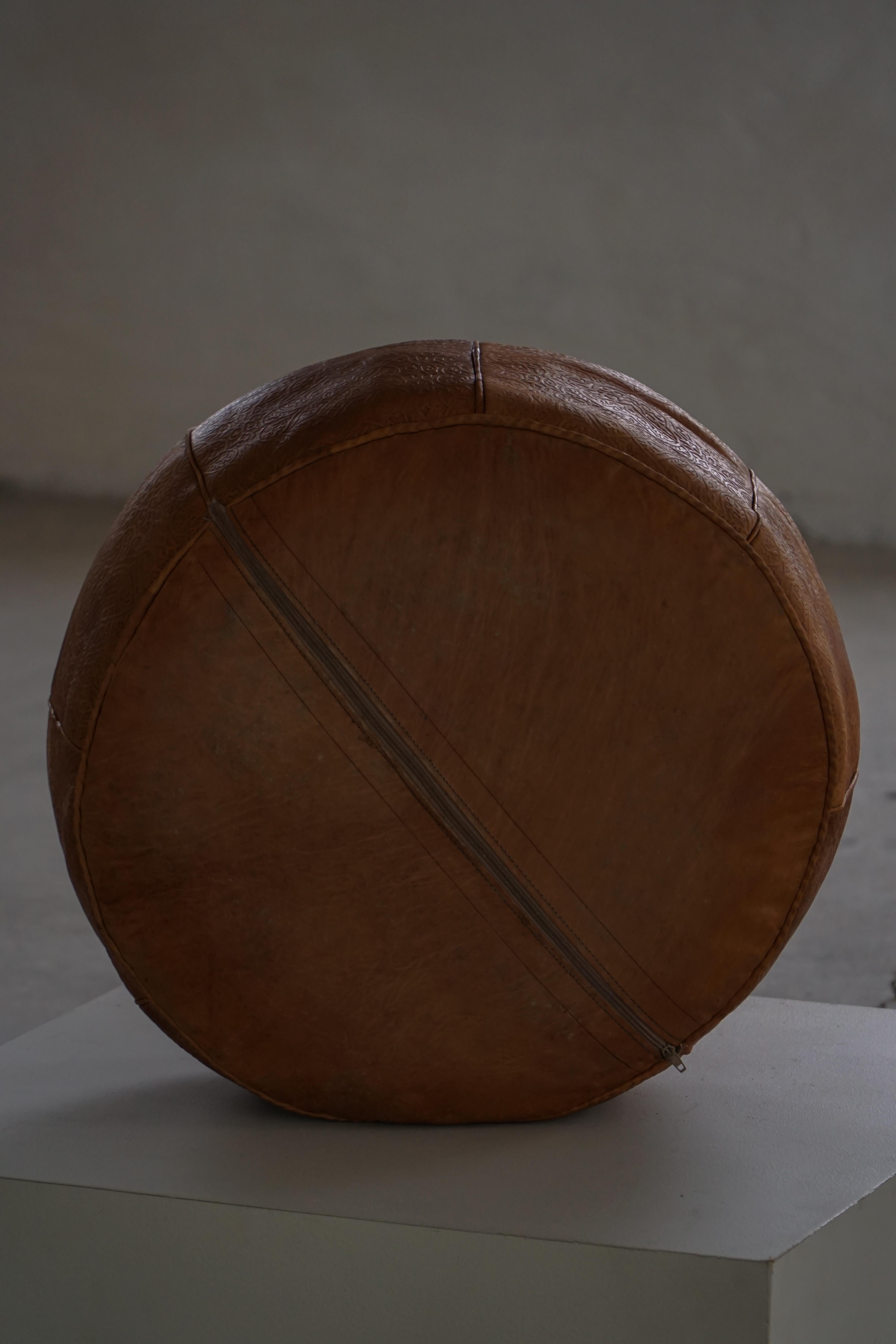 Pouf marocain vintage en cuir de haute qualité avec broderie complexe, 1970 en vente 8