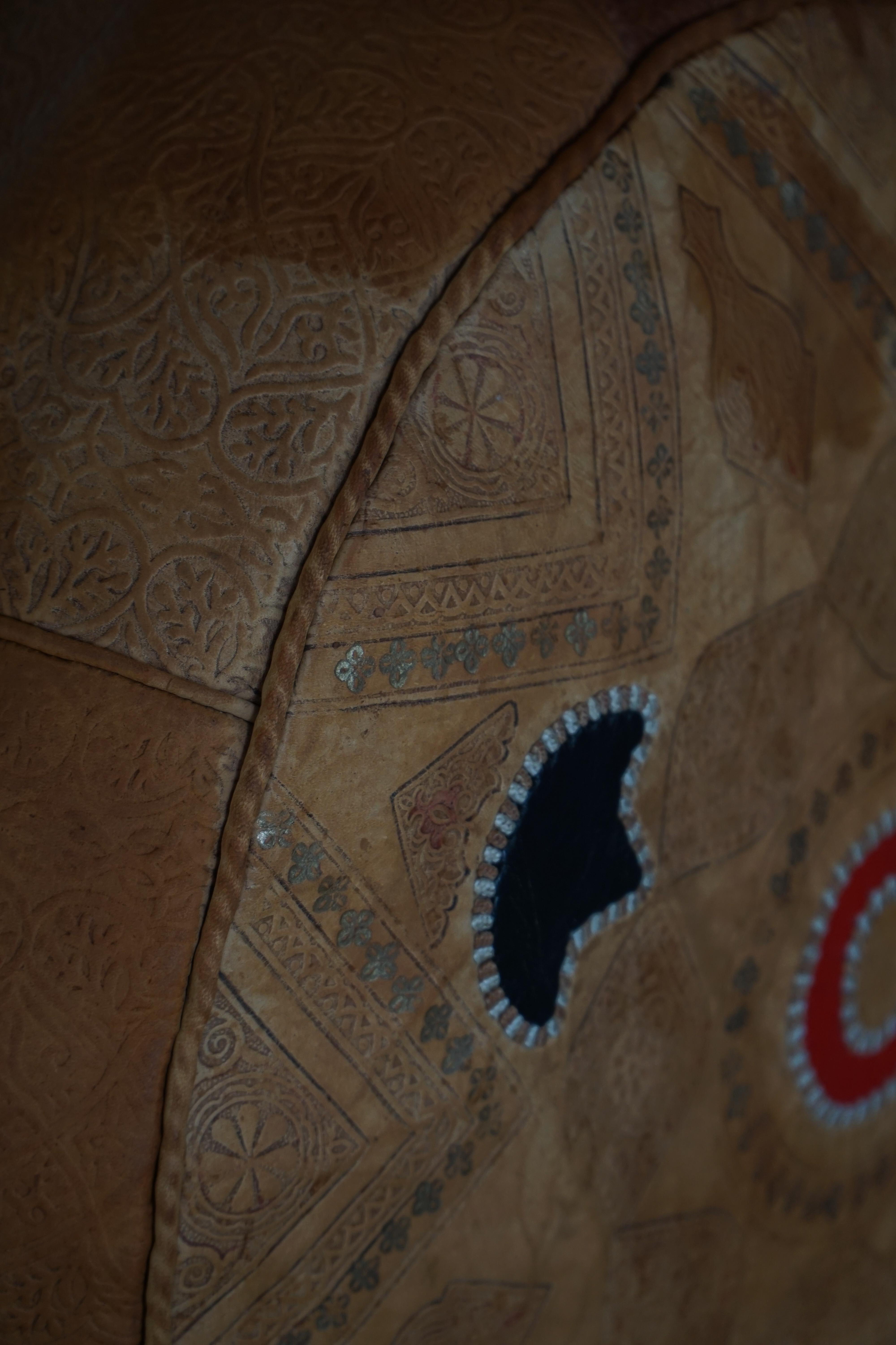 Pouf marocain vintage en cuir de haute qualité avec broderie complexe, 1970 en vente 9