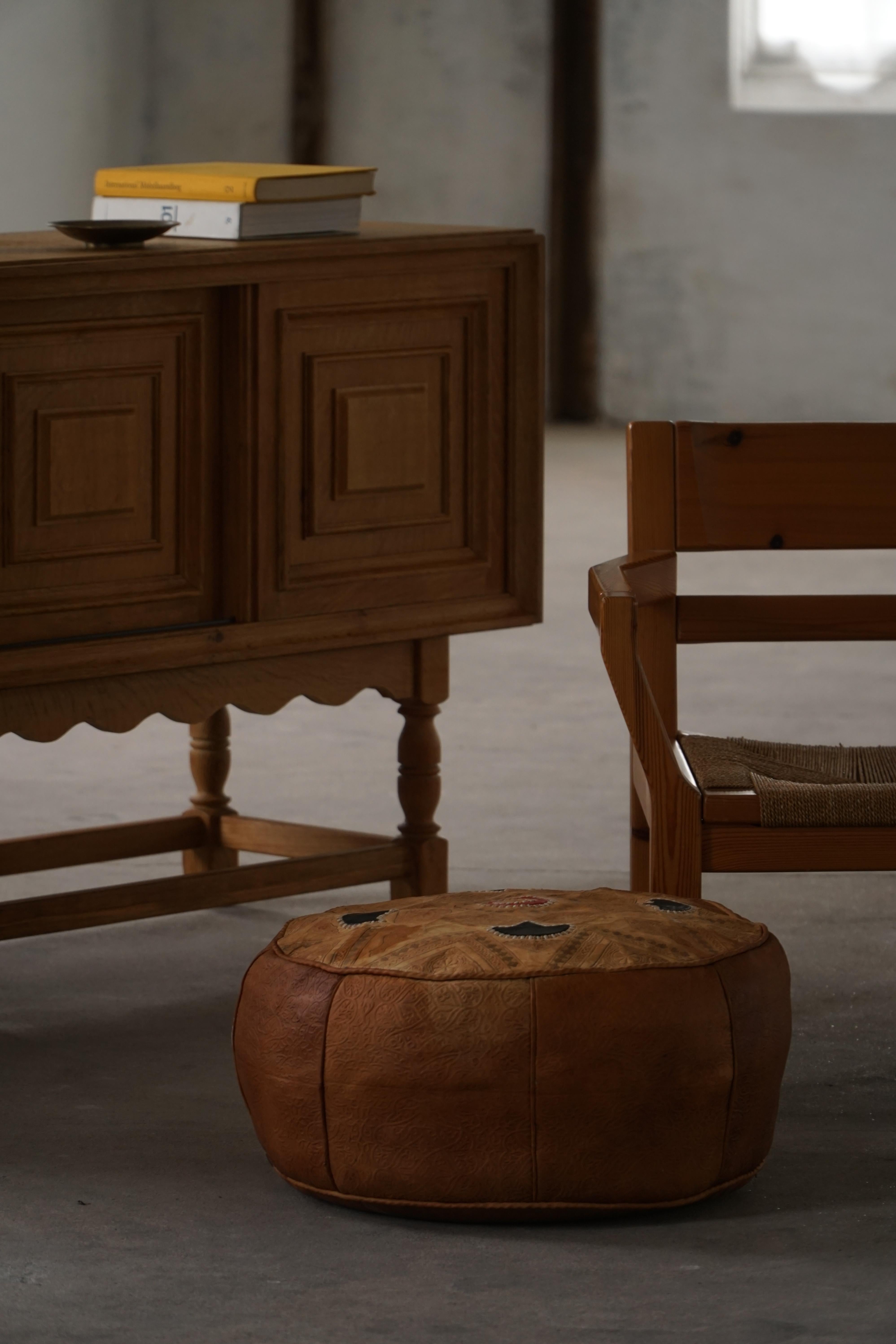 Pouf marocain vintage en cuir de haute qualité avec broderie complexe, 1970 en vente 10