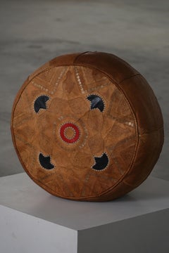 Puf vintage de cuero marroquí artesanal con intrincados bordados, años 70
