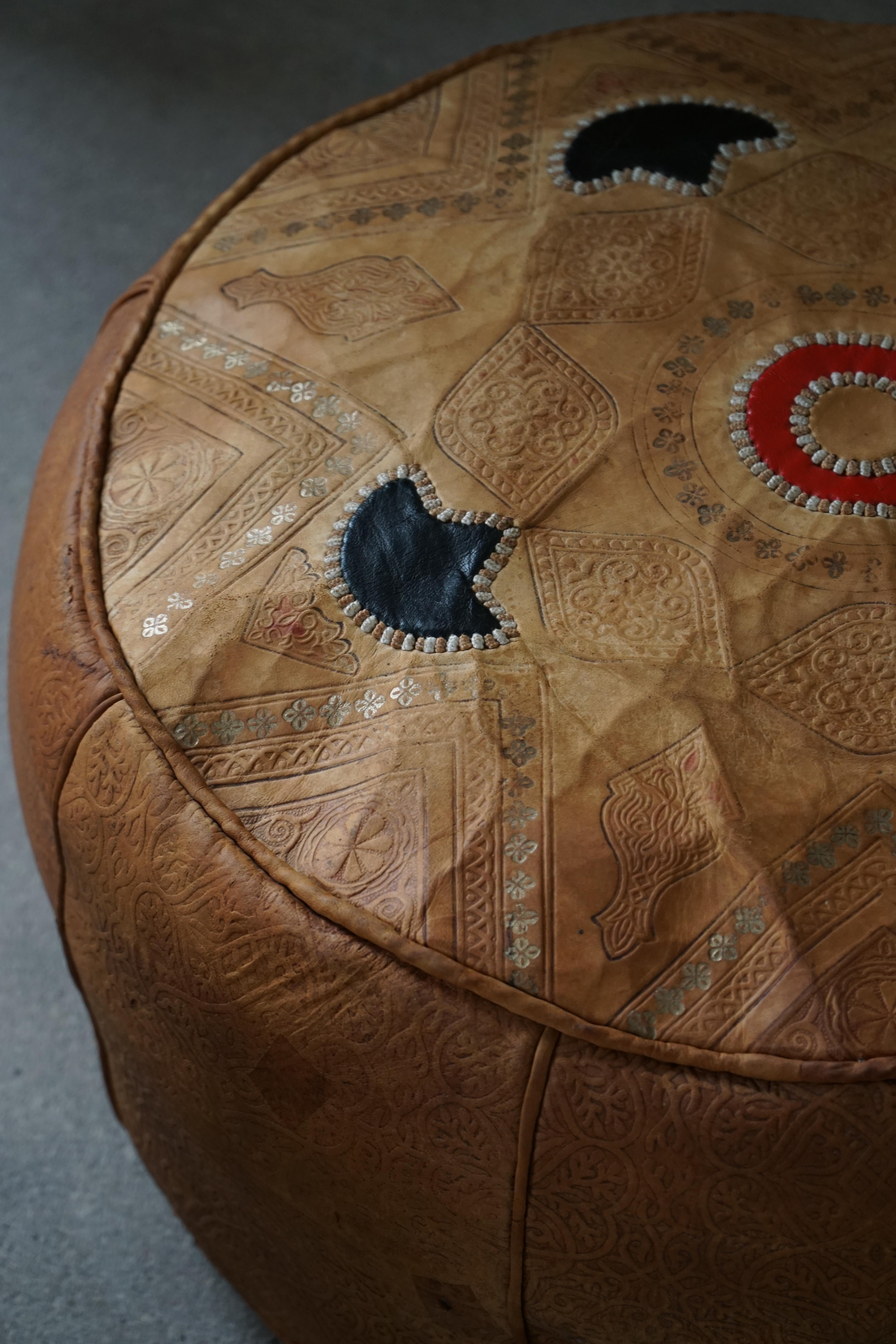 Marocain Pouf marocain vintage en cuir de haute qualité avec broderie complexe, 1970 en vente