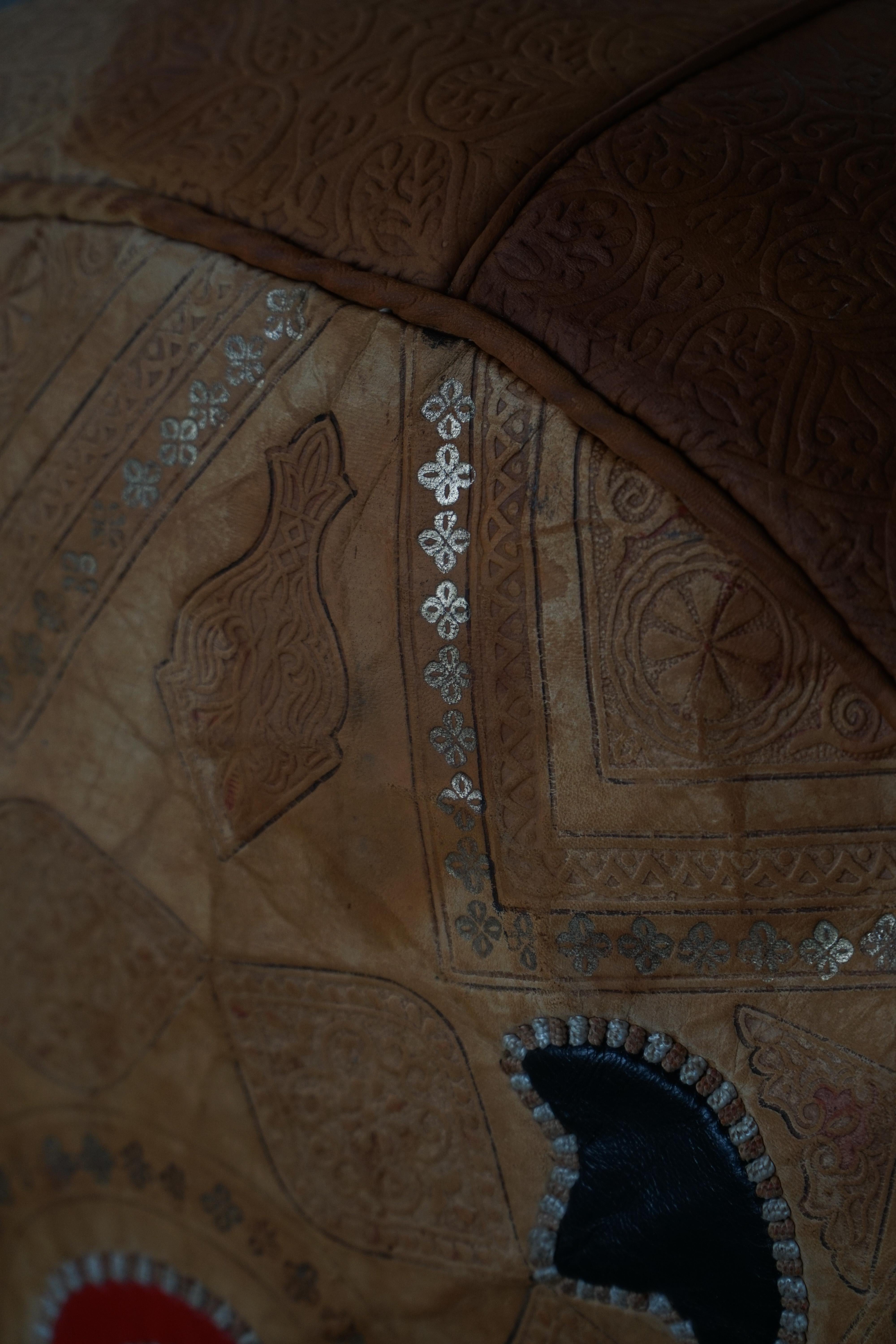 Fait main Pouf marocain vintage en cuir de haute qualité avec broderie complexe, 1970 en vente