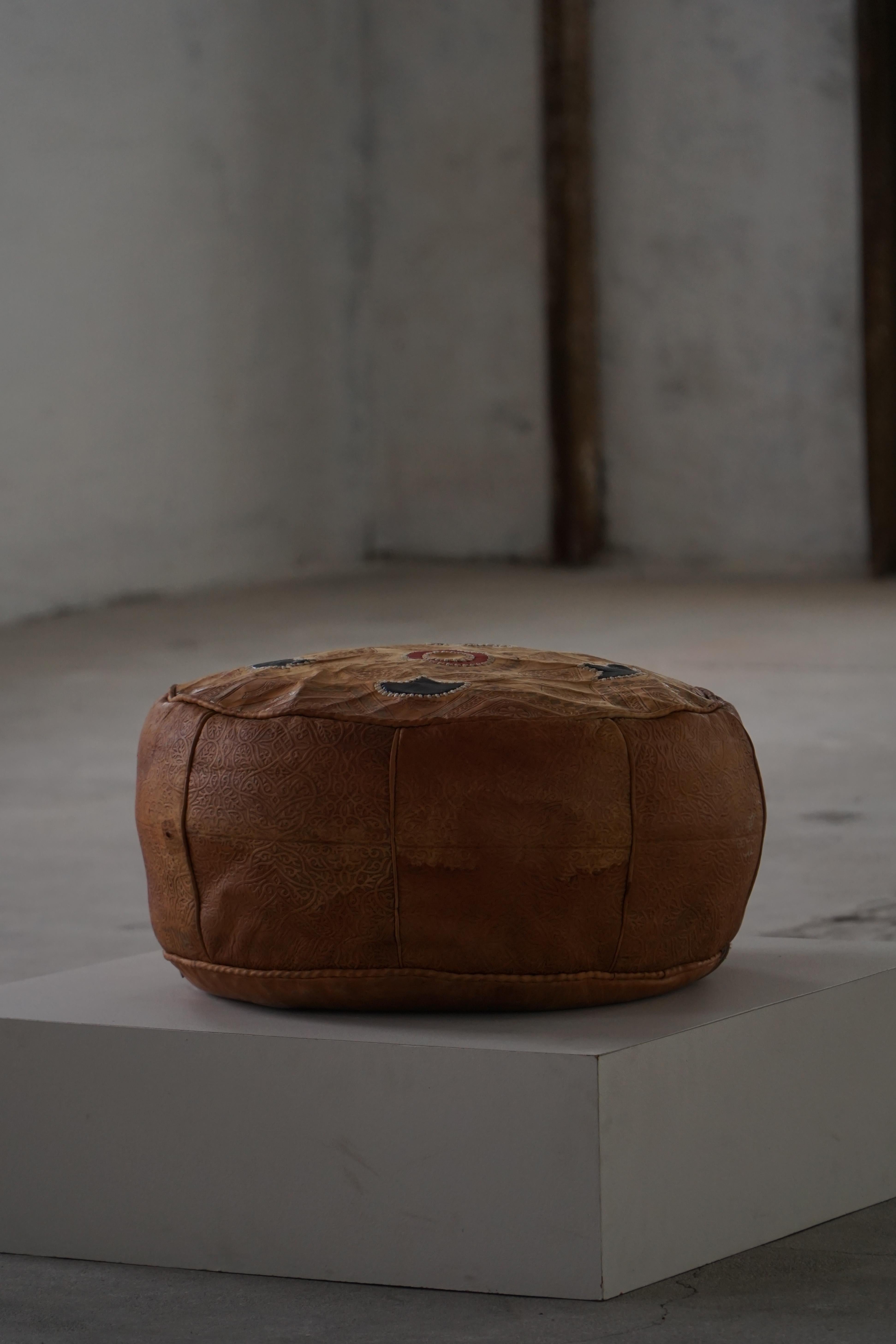 Pouf marocain vintage en cuir de haute qualité avec broderie complexe, 1970 Bon état - En vente à Odense, DK