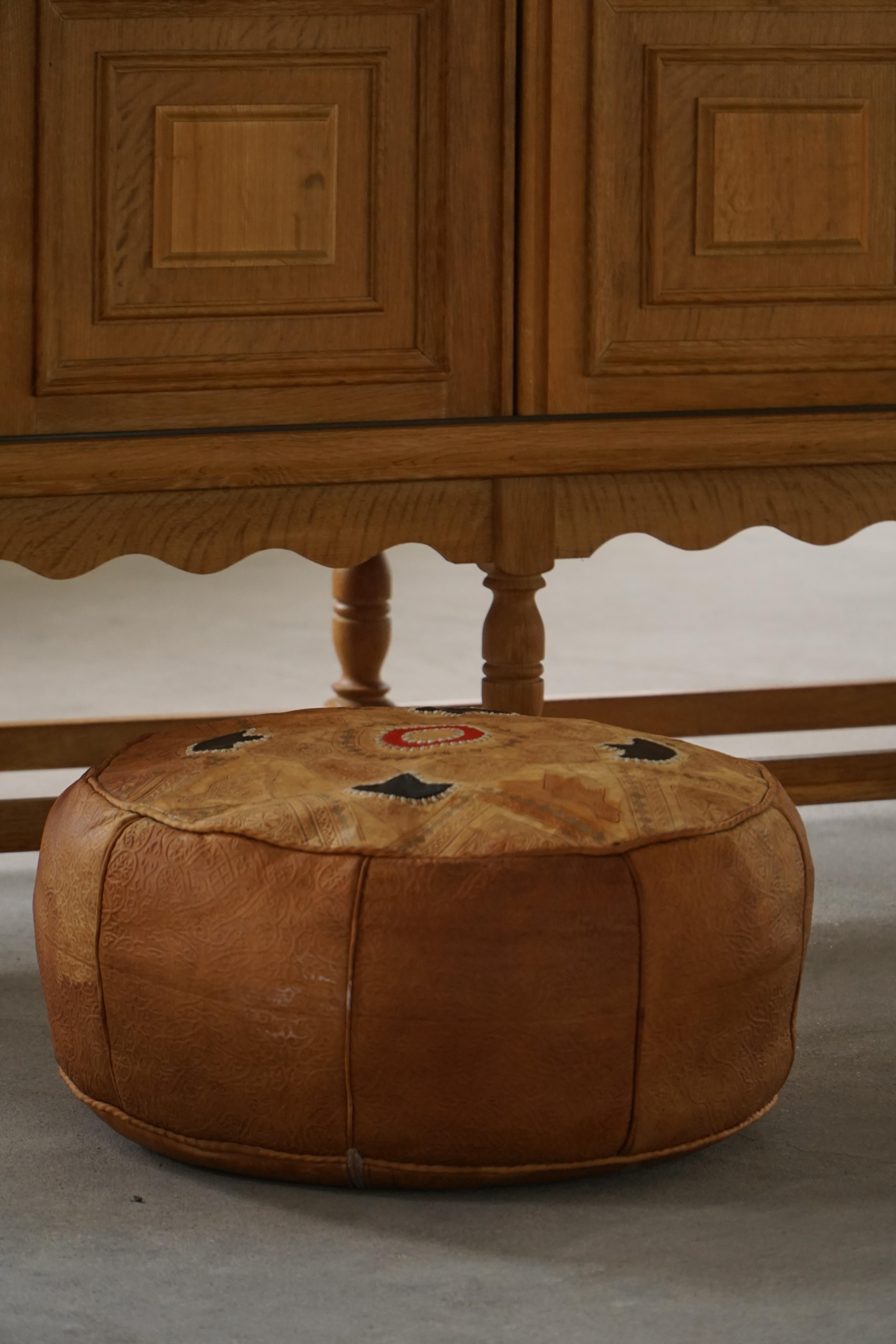 20ième siècle Pouf marocain vintage en cuir de haute qualité avec broderie complexe, 1970 en vente