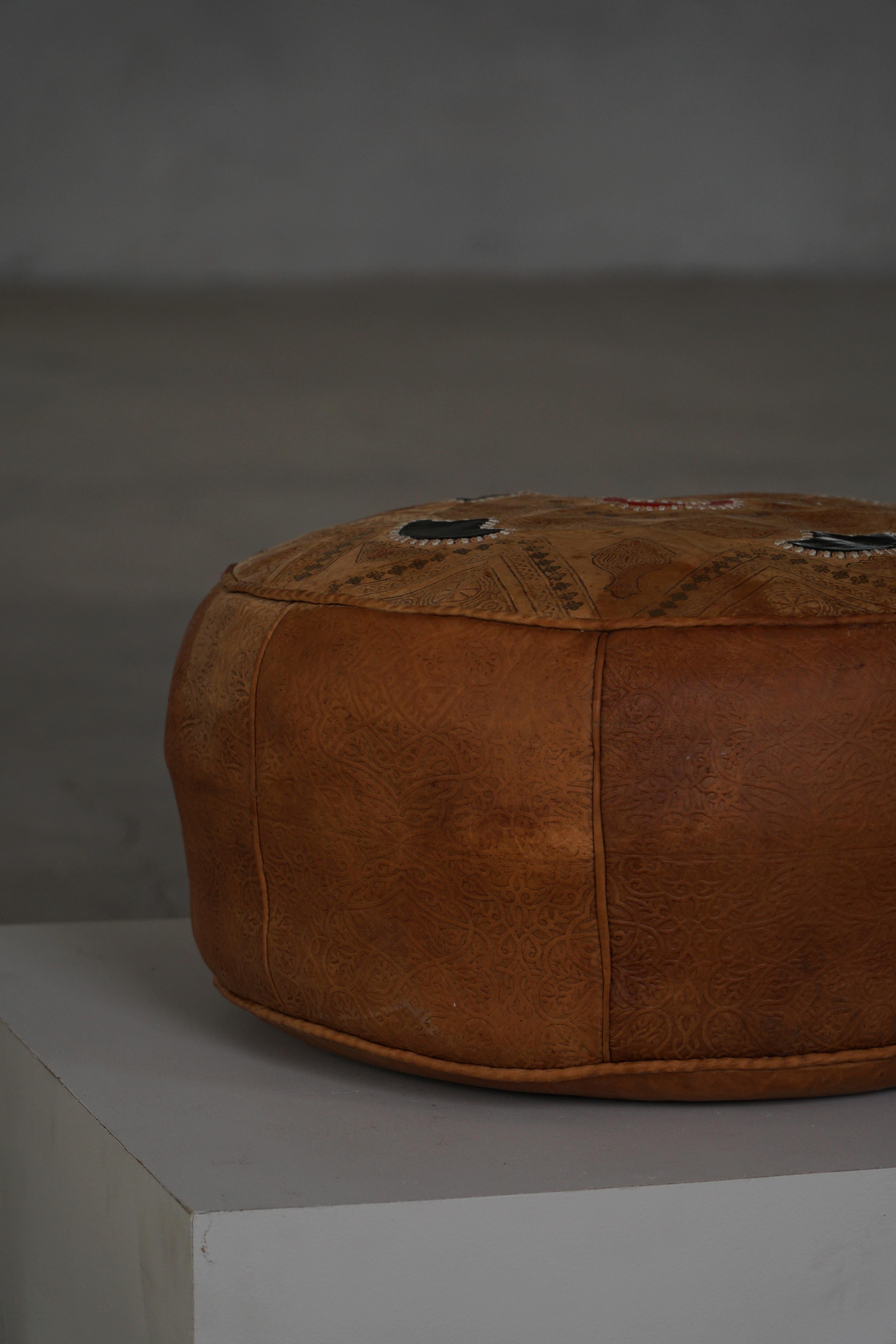 Cuir Pouf marocain vintage en cuir de haute qualité avec broderie complexe, 1970 en vente