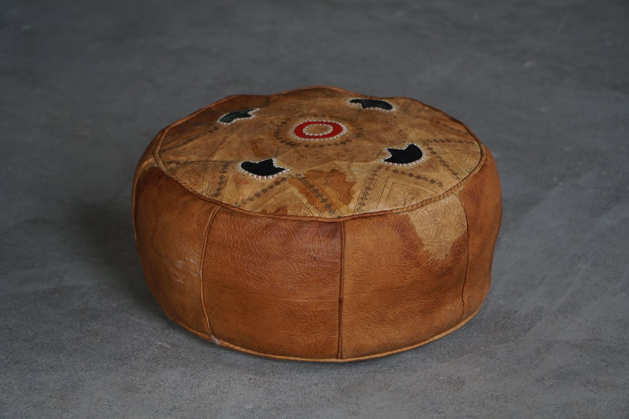 Pouf marocain vintage en cuir de haute qualité avec broderie complexe, 1970 en vente 1