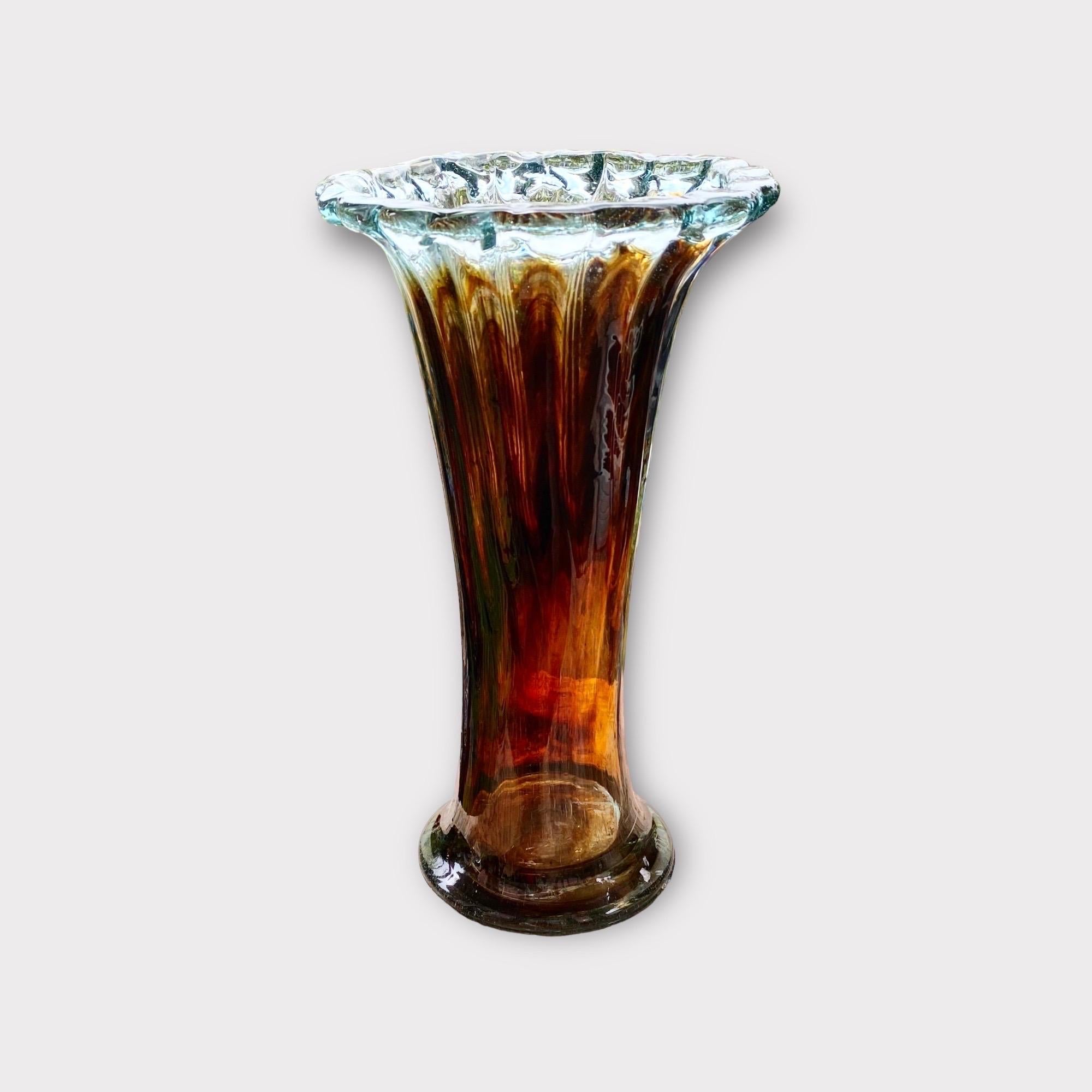 Vase vintage en verre d'art soufflé à la bouche, à bords cannelés et évasés en vente 3