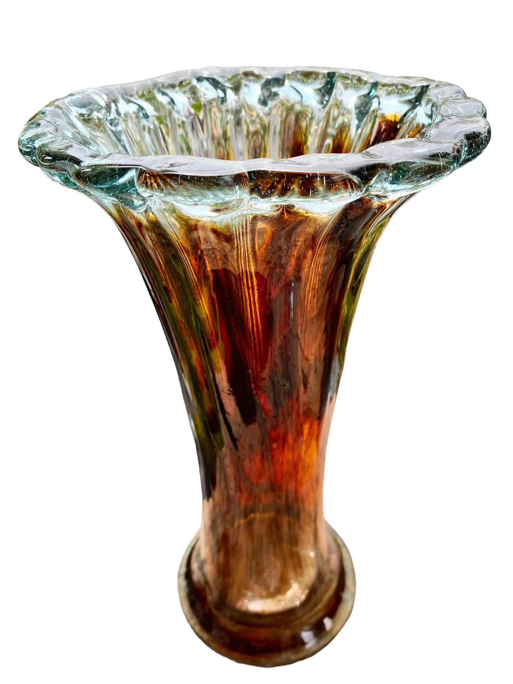 Vase vintage en verre d'art soufflé à la bouche, à bords cannelés et évasés en vente 5