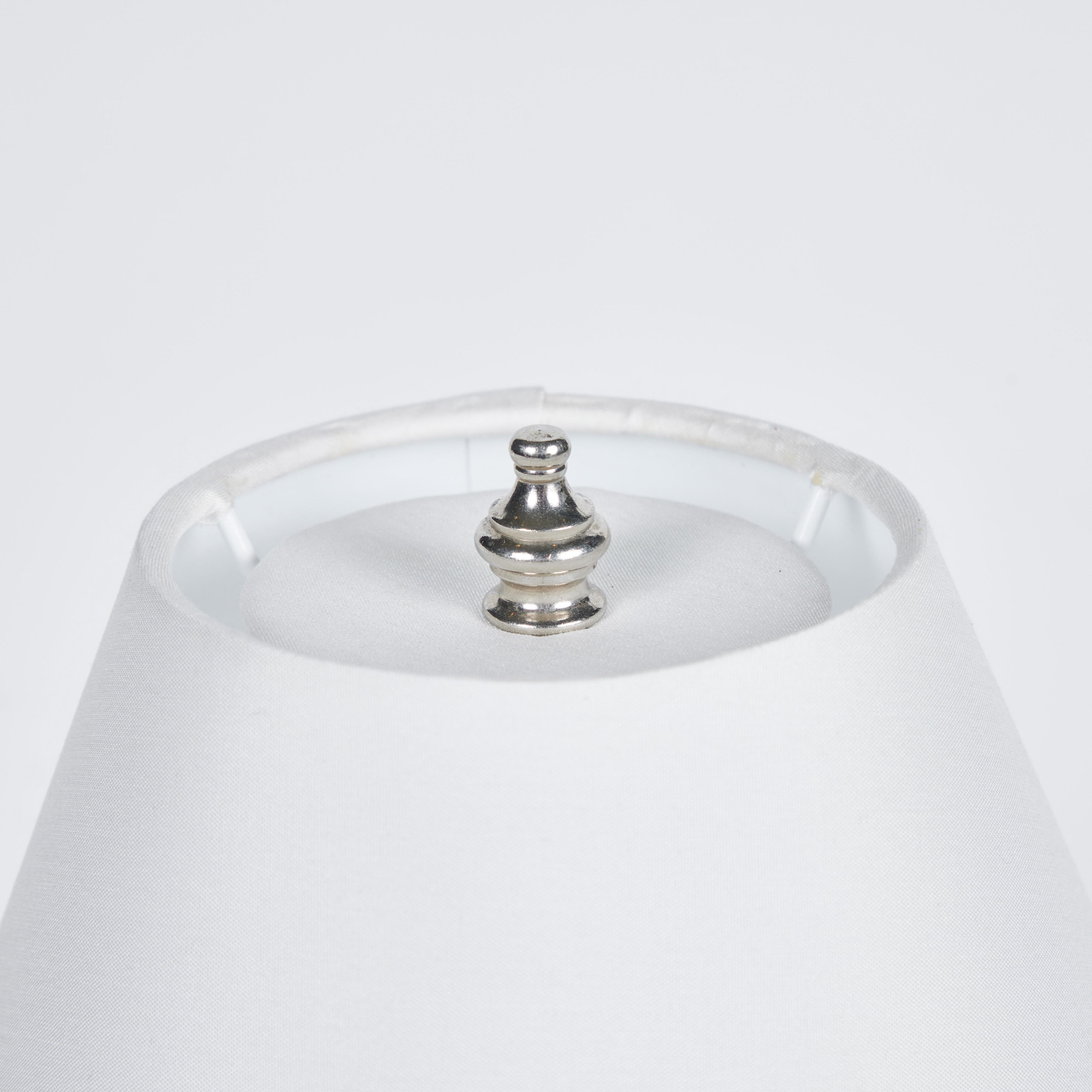 20ième siècle Vieille paire de petites lampes de table en cristal Daum soufflé à la main