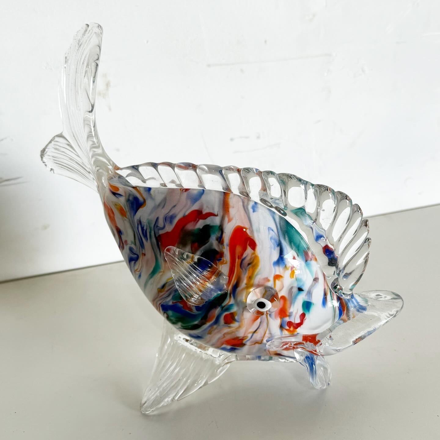 Tauchen Sie ein in die Kunstfertigkeit einer mundgeblasenen Glasfischskulptur im Vintage-Stil, ein Zeugnis handwerklichen Könnens. Dieses Werk fängt die lebendige Essenz des aquatischen Lebens ein und ist eine faszinierende Ergänzung für jede