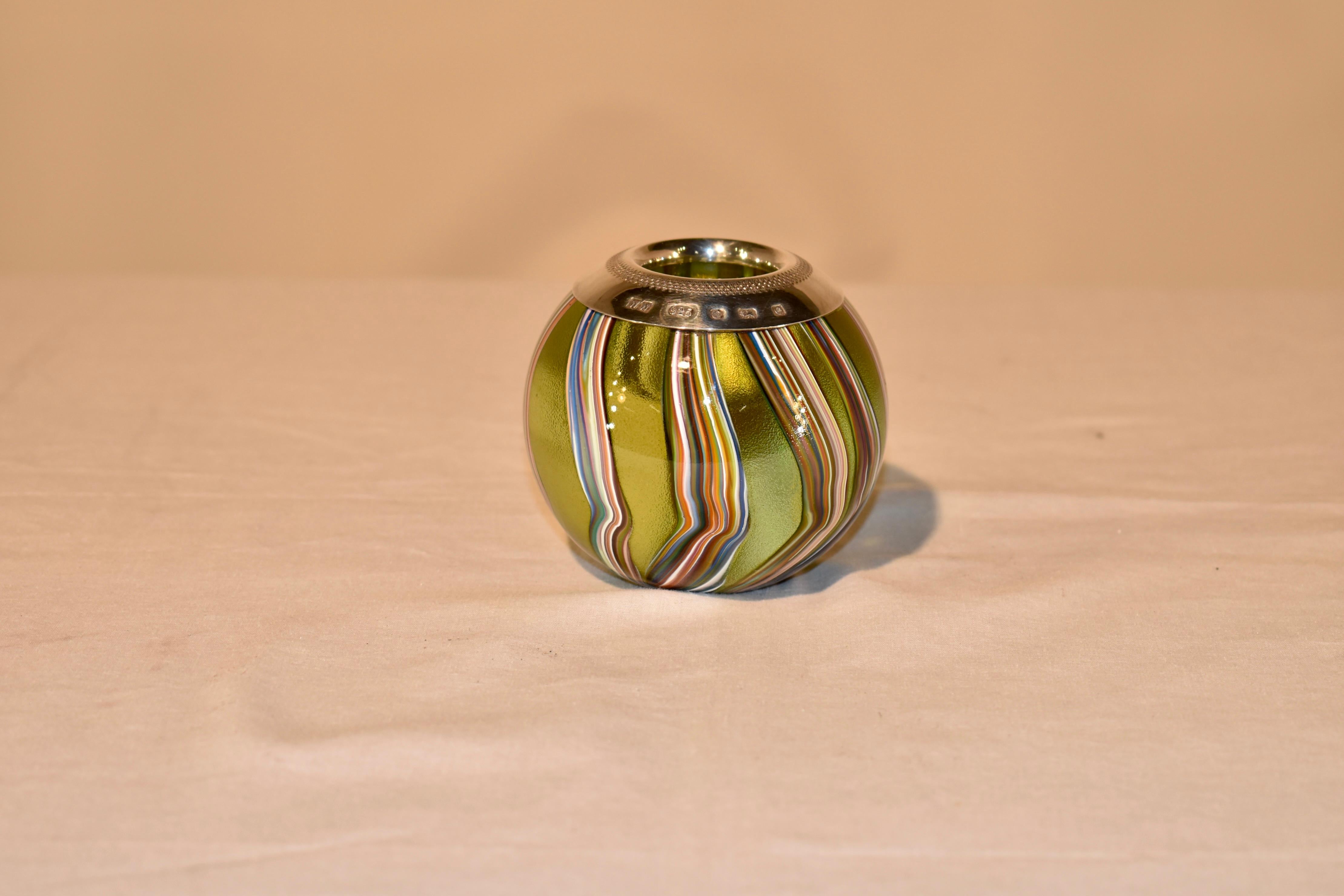Splendido adesivo per fiammiferi in vetro artistico soffiato a mano proveniente dall'Inghilterra.

Questo percussore è di una splendida tonalità di verde, con disegni di filettature colorate soffiate a mano all'interno del percussore, e chiuso da un