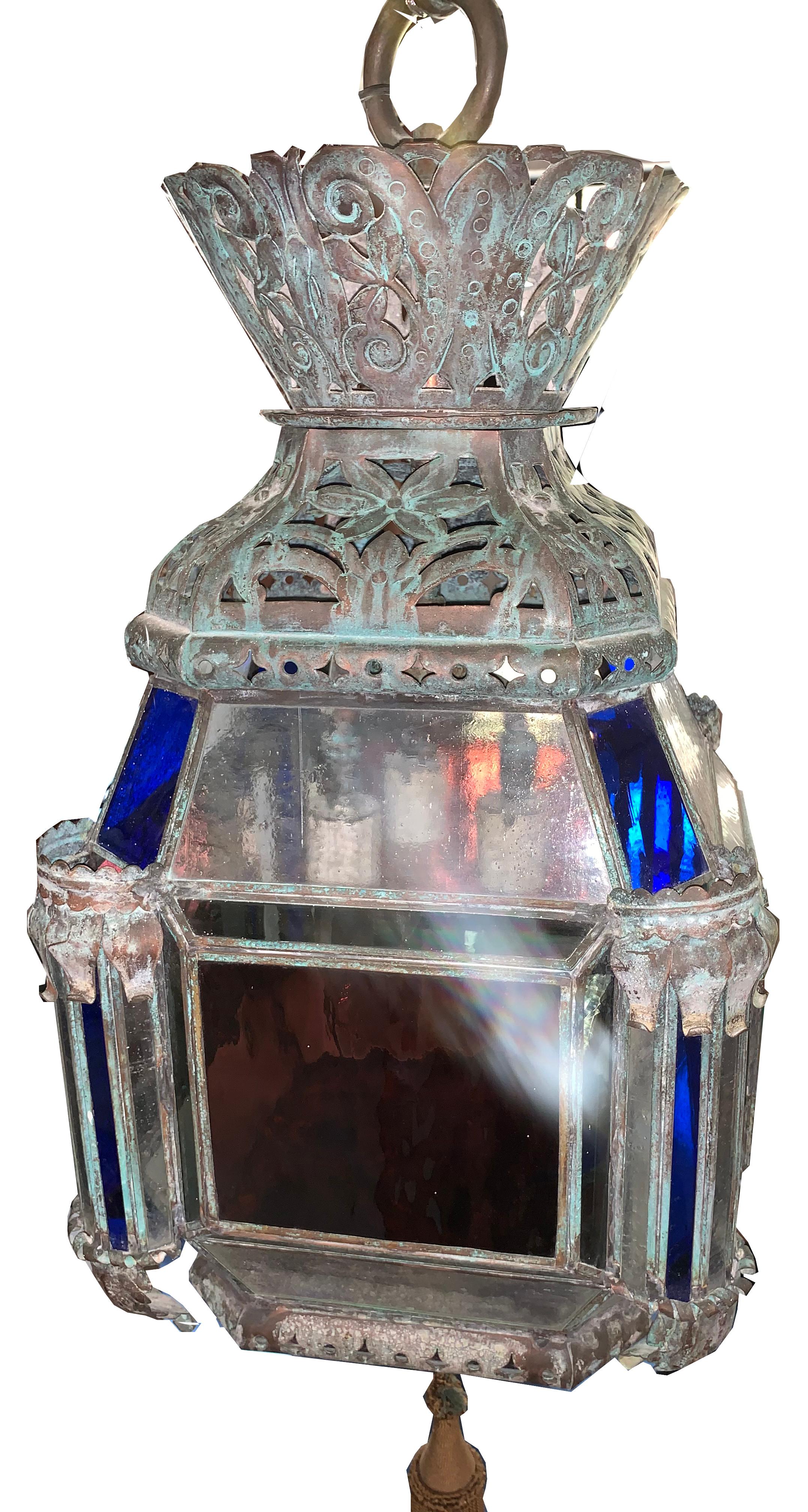 Marokkanische Leuchte aus mundgeblasenem Glas im Vintage-Stil. Das Stück hat eine patinierte Kupferoberfläche mit mundgeblasenem klaren, blauen und magentafarbenen Glas.

Eigentum des geschätzten Innenarchitekten Juan Montoya. Juan Montoya ist