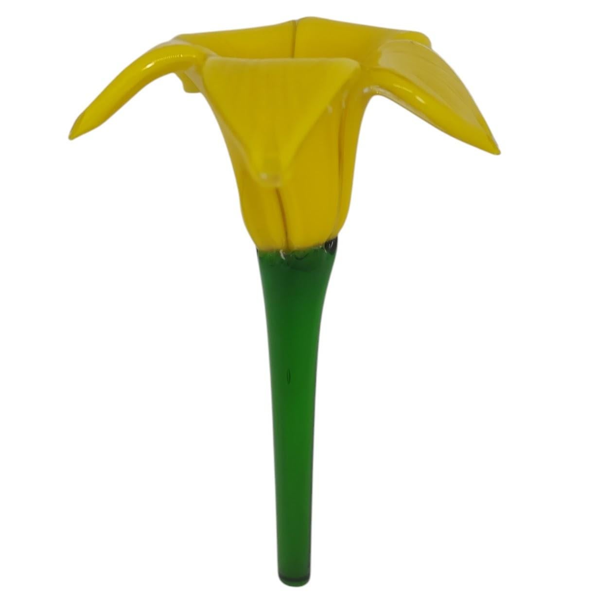 Añade un toque de encanto vintage a la decoración de tu casa con esta preciosa flor de cristal soplado a mano. El diseño de flores amarillas es , lo que lo convierte en un complemento perfecto para tu colección de estilo moderno de mediados de