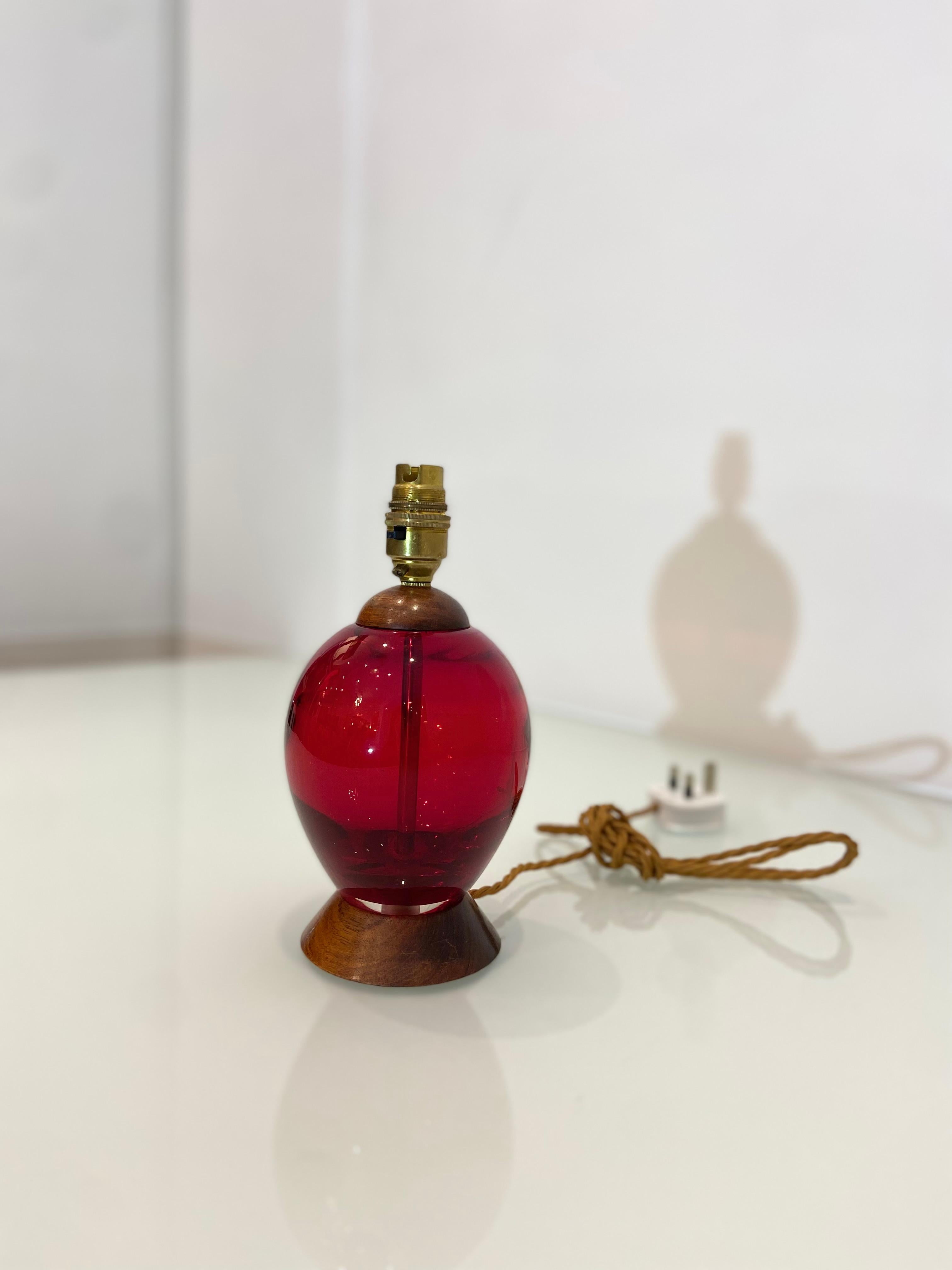 Mid-Century Modern Base de lampe de bureau vintage rouge en verre soufflé à la main en vente