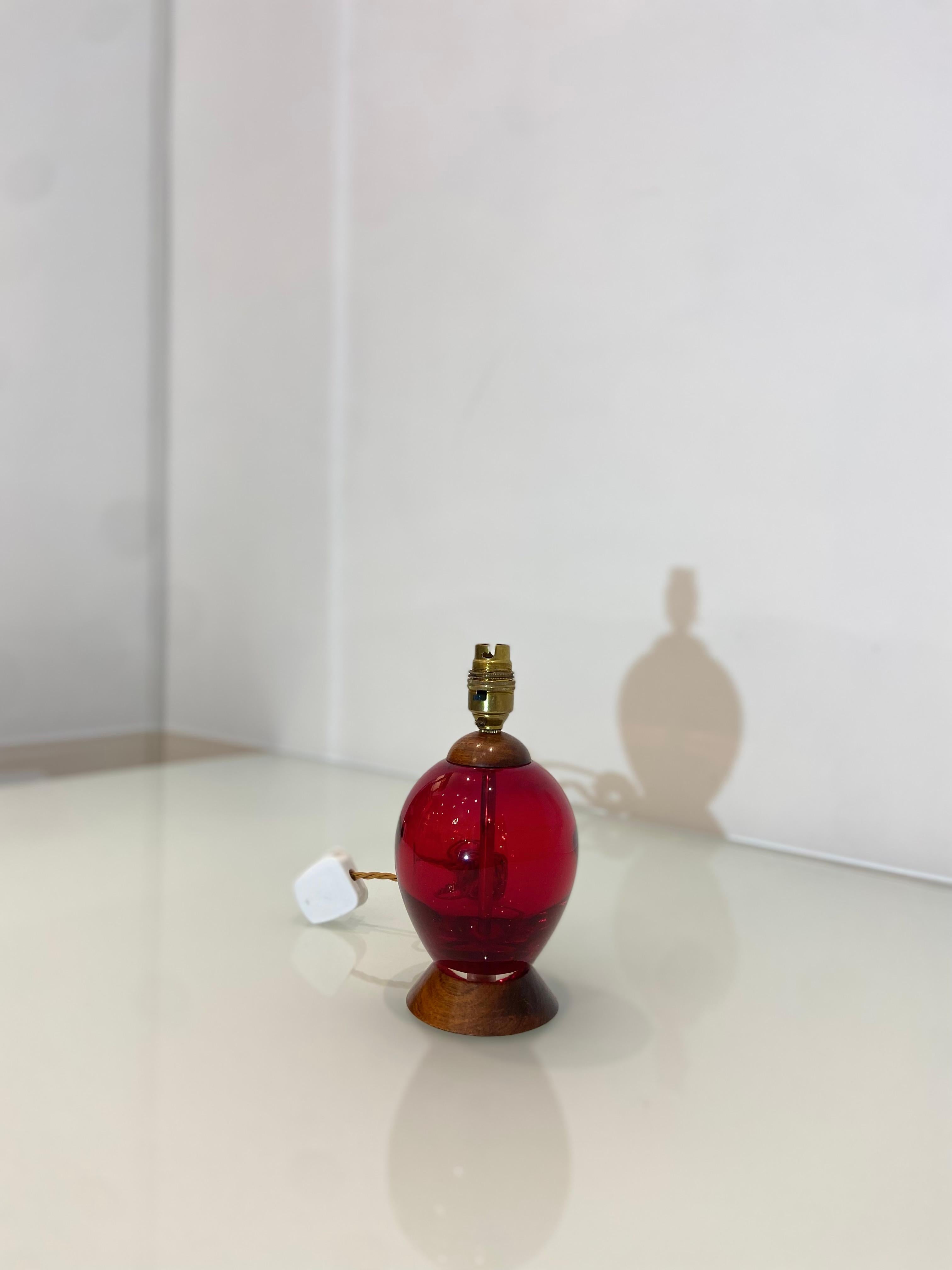 Européen Base de lampe de bureau vintage rouge en verre soufflé à la main en vente