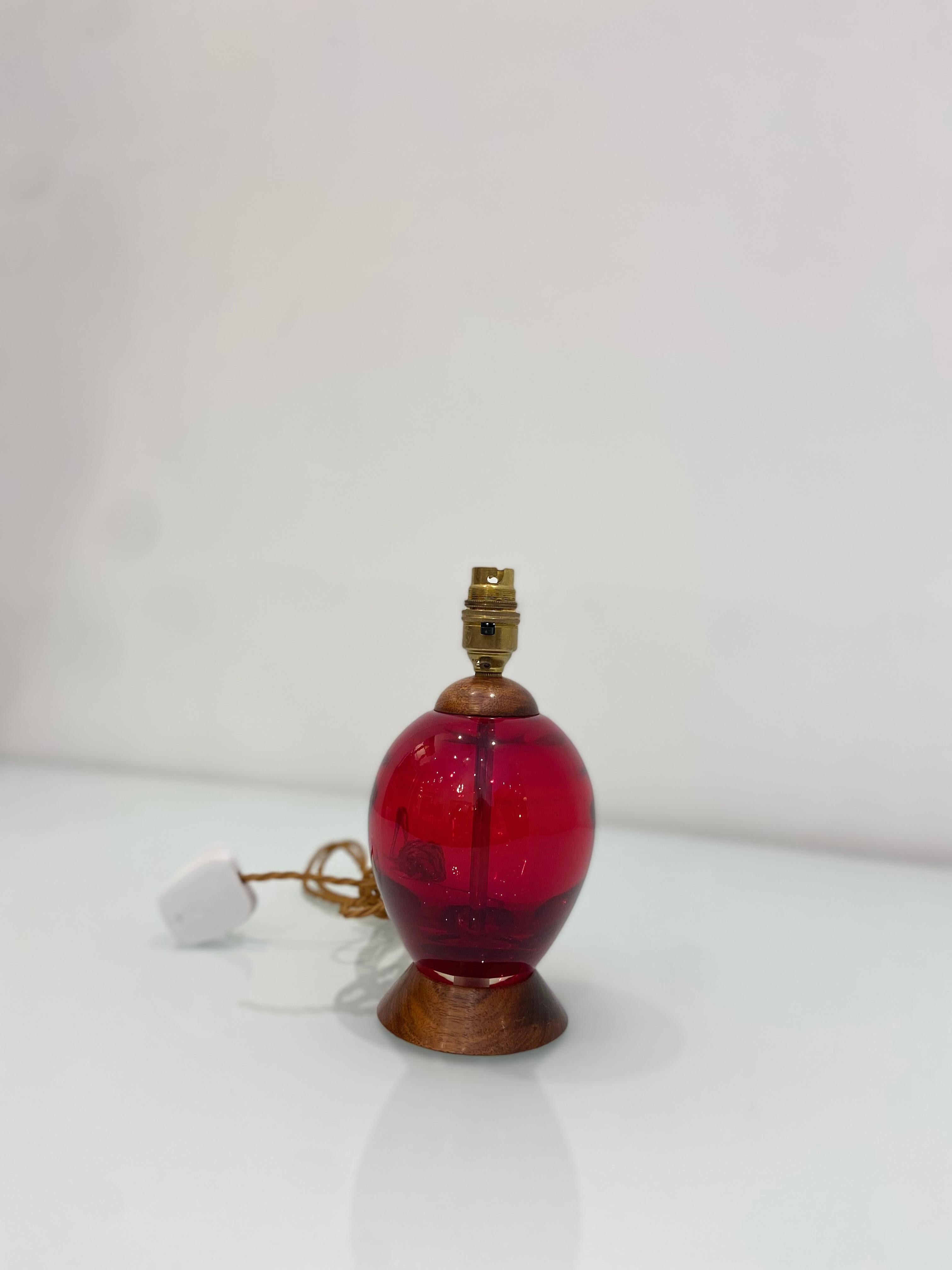 Base de lampe de bureau vintage rouge en verre soufflé à la main Bon état - En vente à London, GB