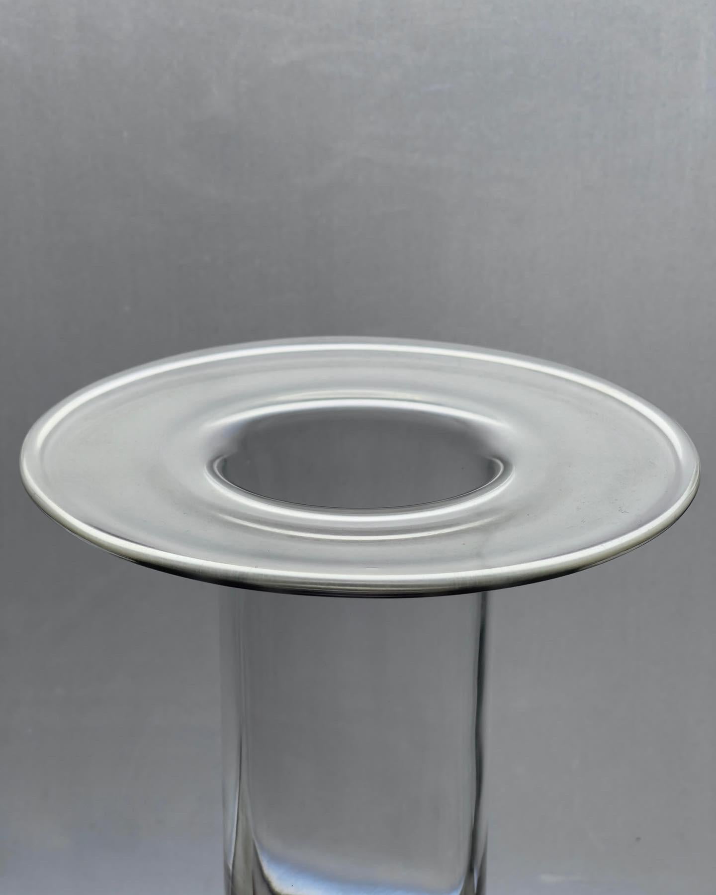 Seltene elegante mundgeblasene Glasarbeit von Orrefors in Schweden. In erster Linie ein Fest des reinen Lichts und der Form an sich, aber auch nützlich als Vase oder Krug. 
Das Stück ist signiert und gekennzeichnet. Er hat einen niedrigen
