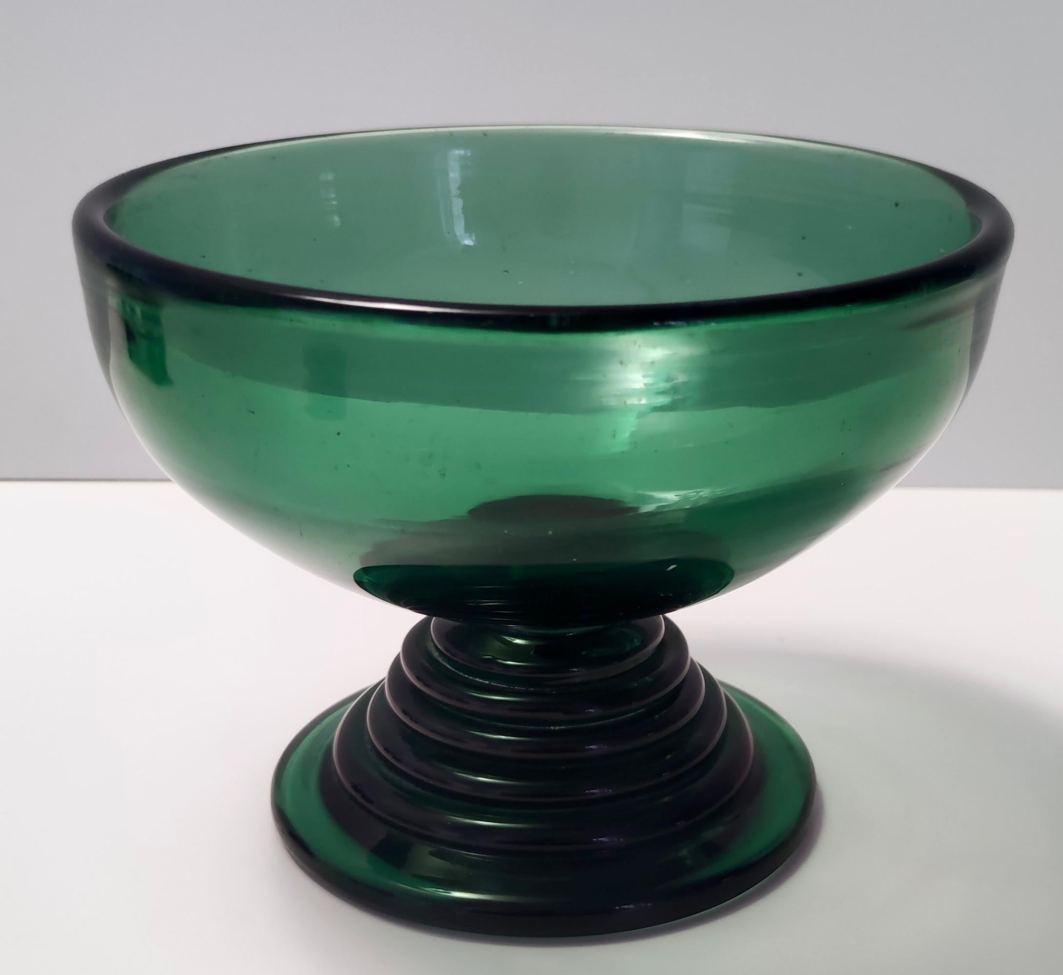 Centro de mesa / cuenco vintage de vidrio verde soplado a mano, fabricado en Empoli, Italia en Excelente estado para la venta en Bresso, Lombardy