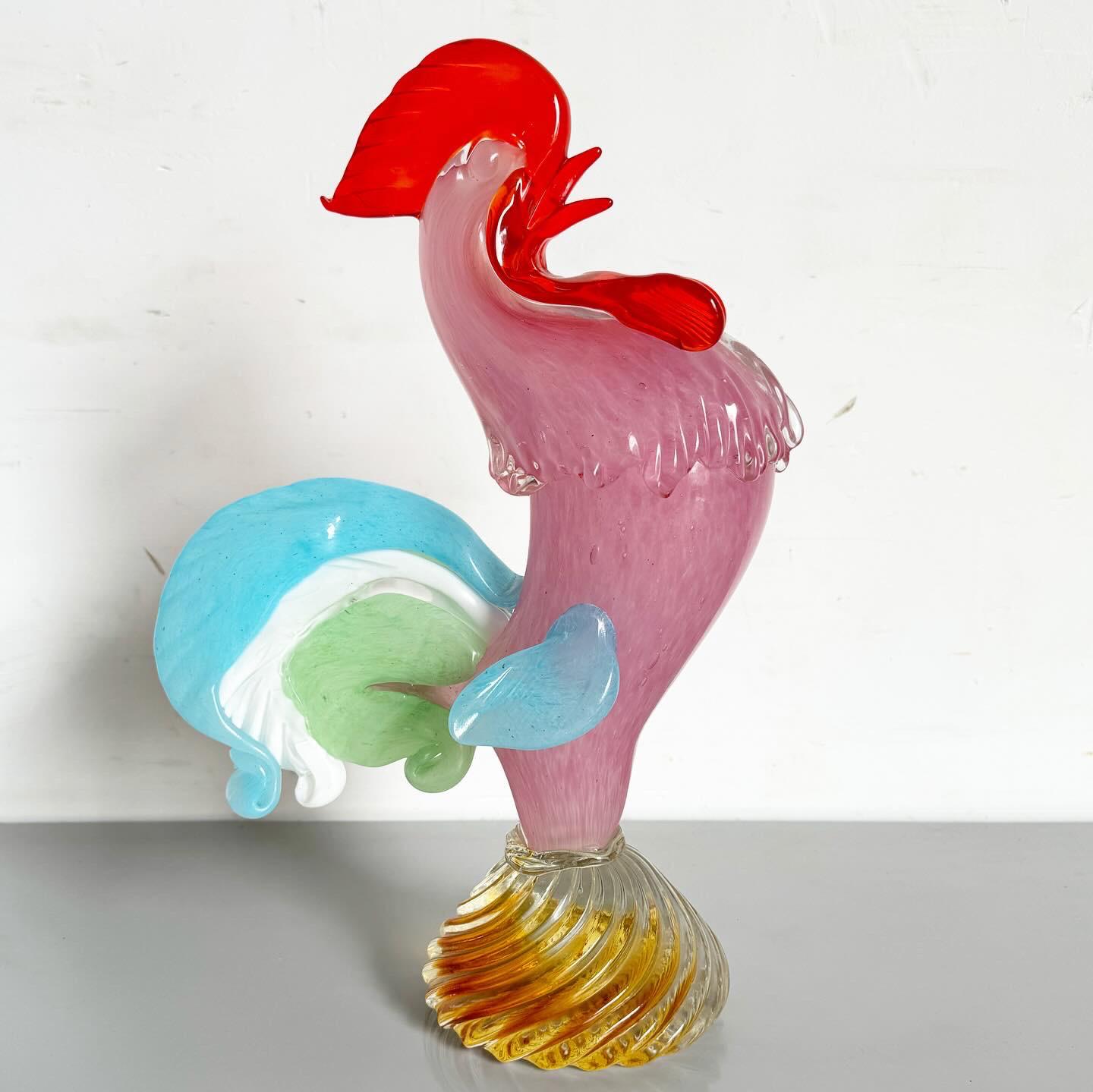 Découvrez le charme de l'artisanat post-moderne avec ce coq vintage en verre de Murano soufflé à la main. Chaque aspect de ce coq coloré est méticuleusement travaillé, affichant les couleurs et les motifs uniques synonymes de l'art du verre de