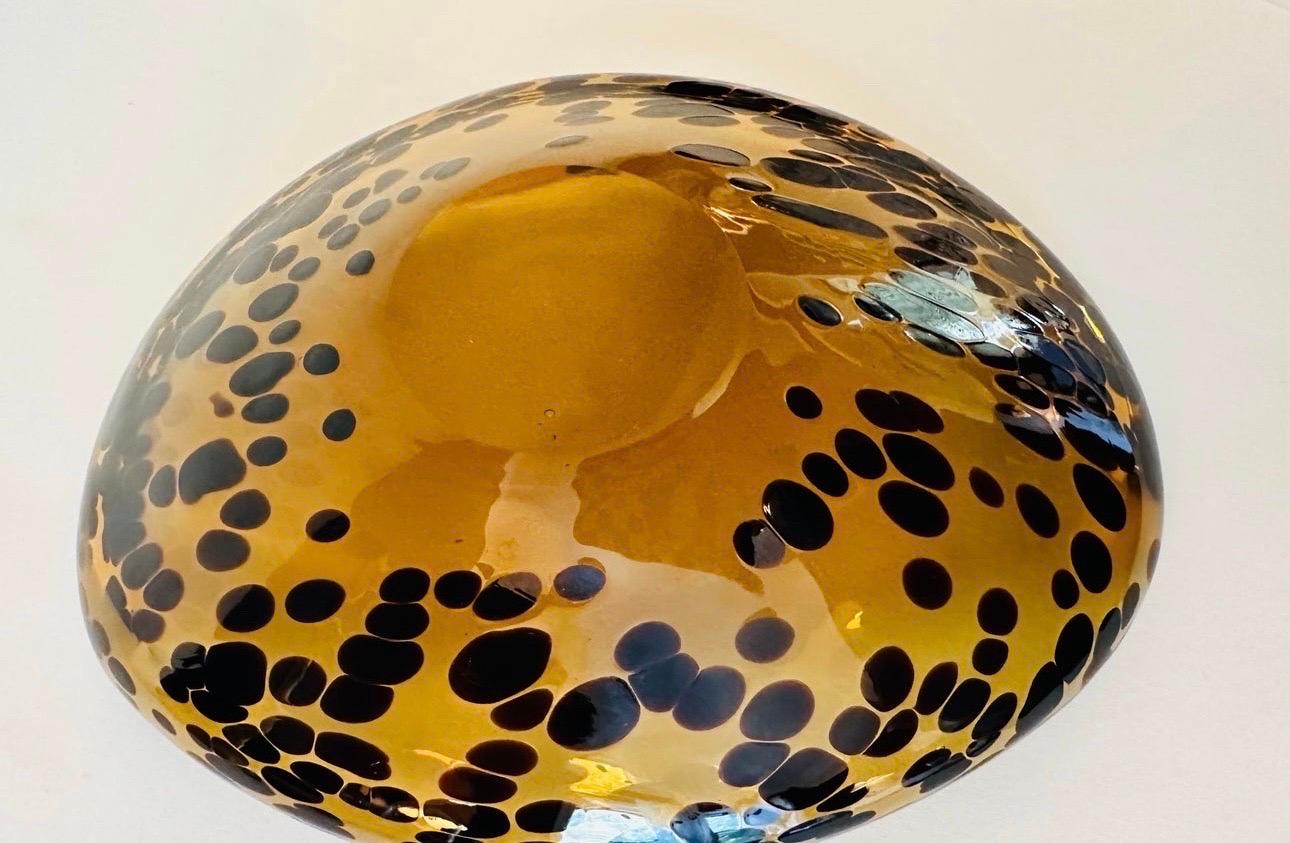 20ième siècle Bol vintage en verre épais soufflé à la main à motif de tortue attrayant en vente