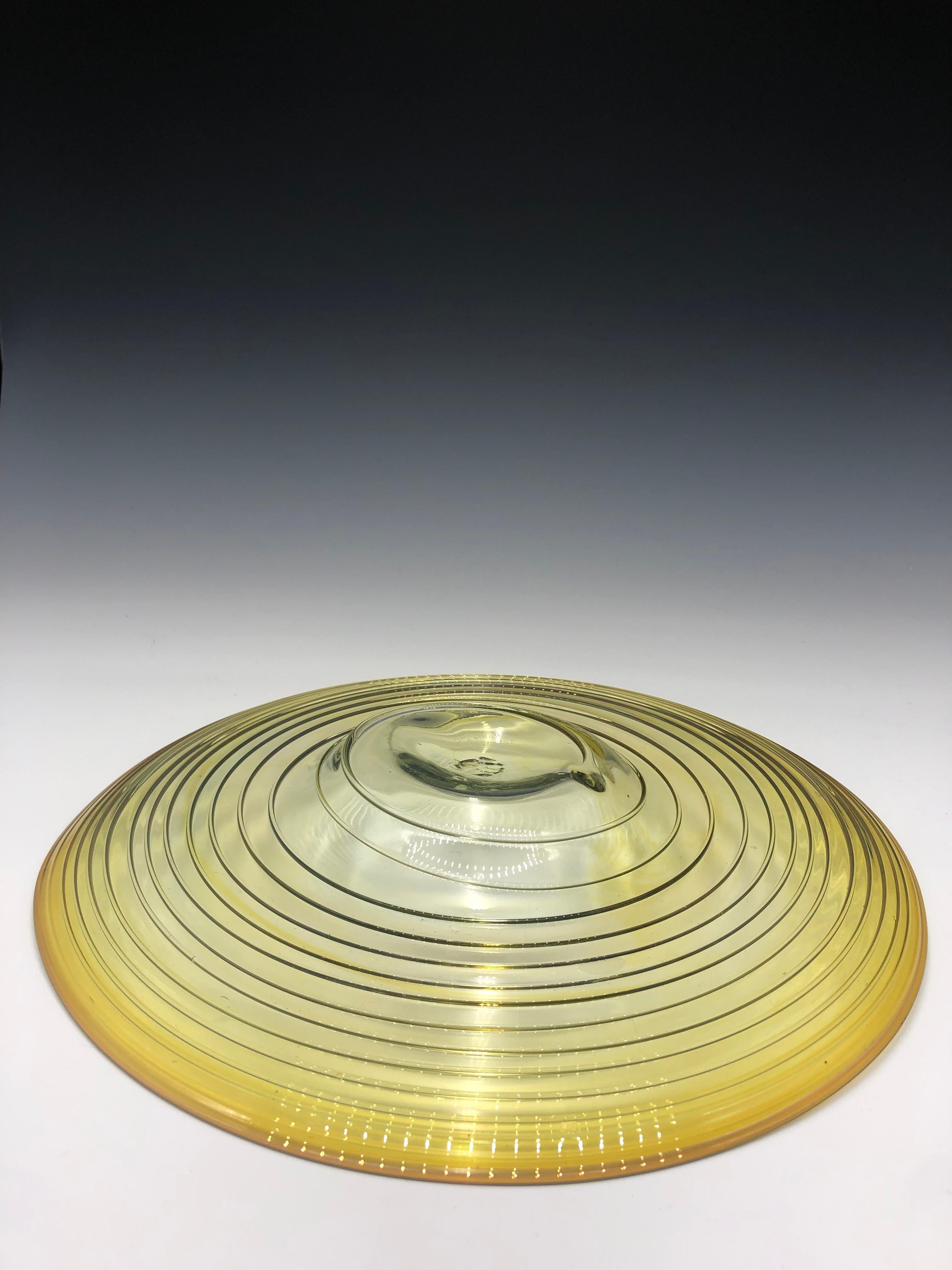 Vetro Centrotavola in vetro artistico soffiato a mano giallo Studio A di Peter Bramhall in vendita