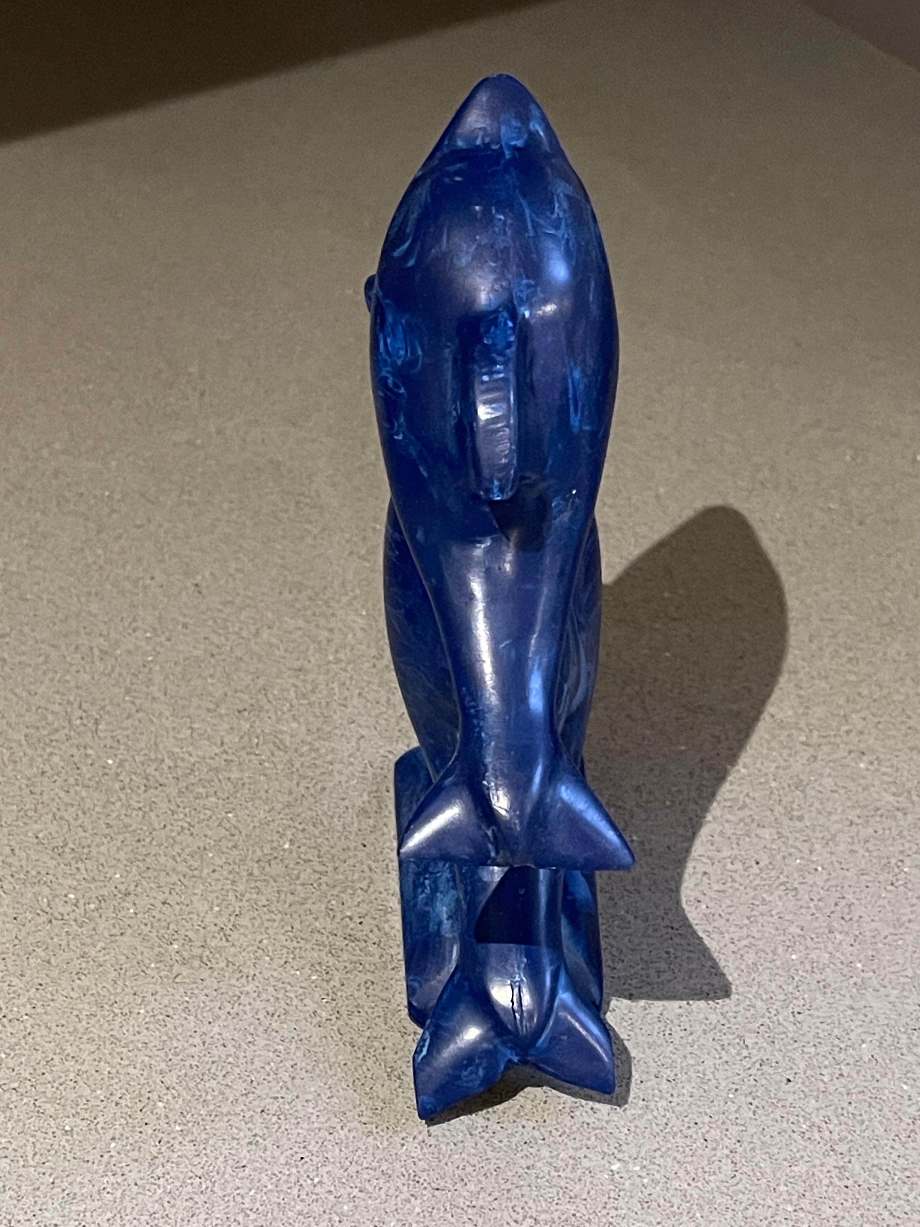 Intagliato Scultura d'epoca scolpita a mano Delfino africano in pietra di marmo blu in vendita