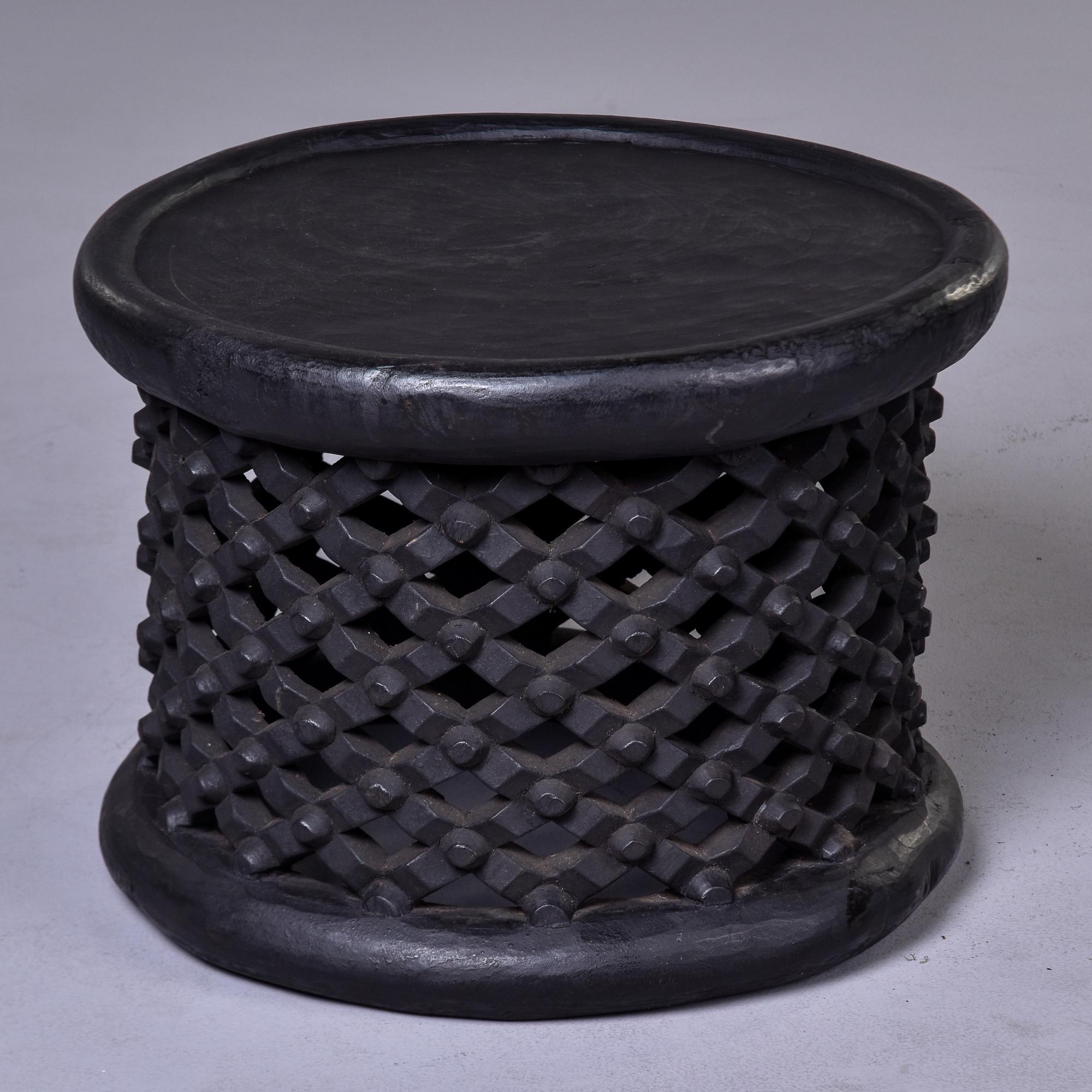 Handgeschnitzter afrikanischer Bamileke-Hocker oder Tisch aus Kamee, Vintage (Holz) im Angebot