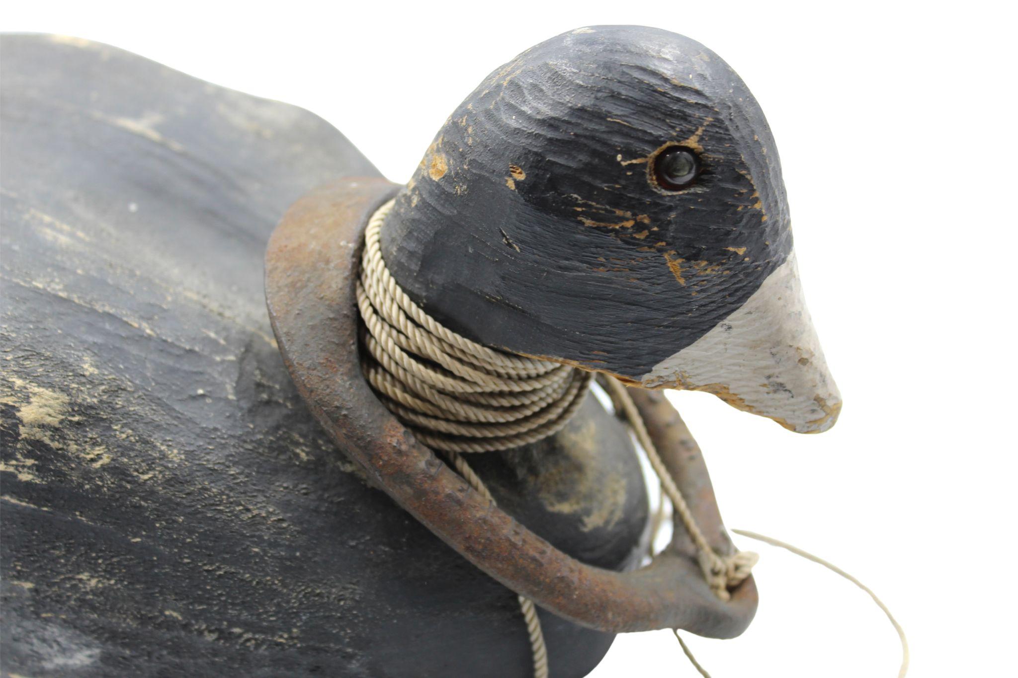 Sculpté Appelant vintage en canard noir sculpté et peint à la main en vente
