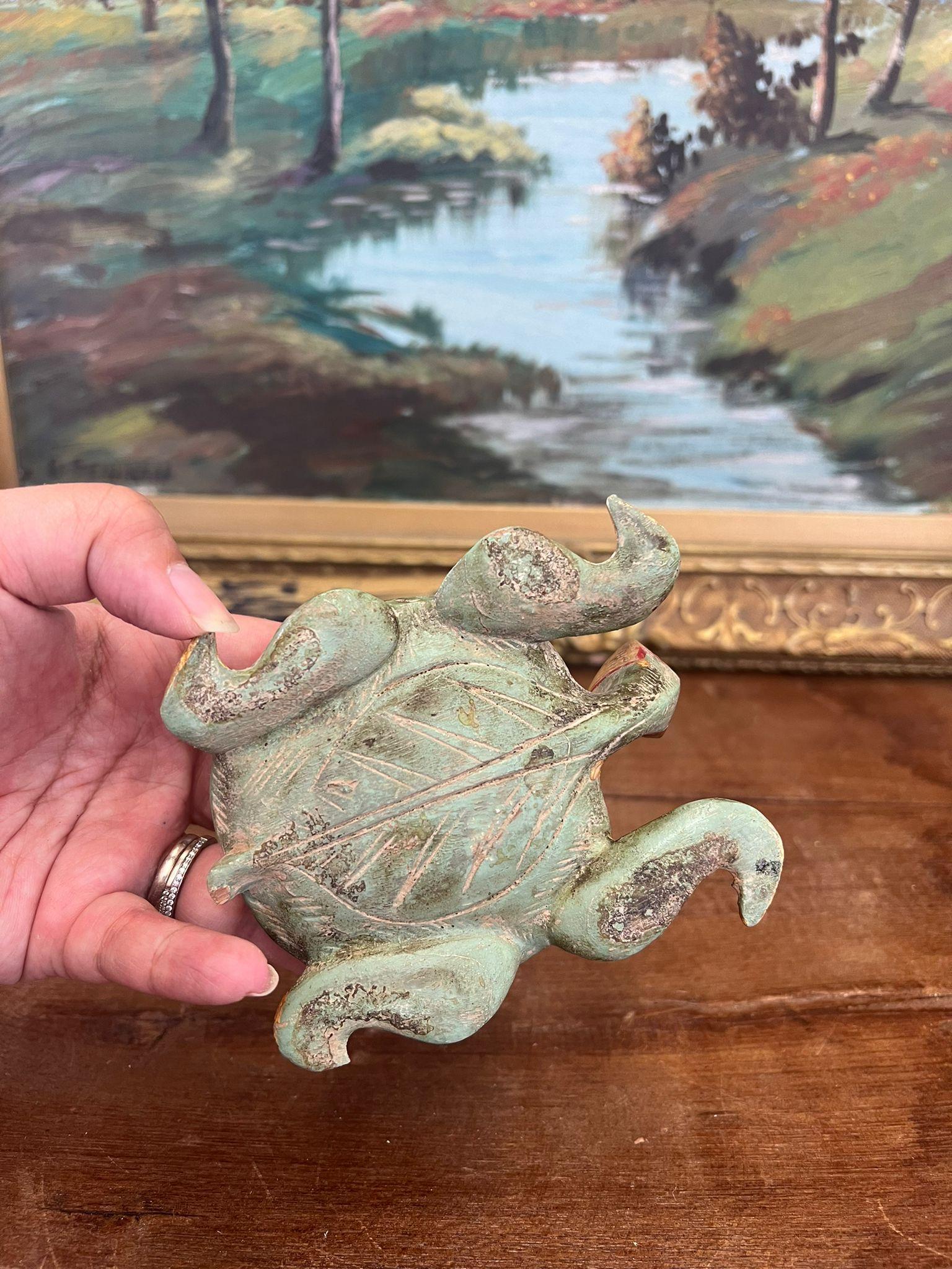 Figurina di tartaruga in legno vintage intagliata e dipinta a mano. in vendita 4