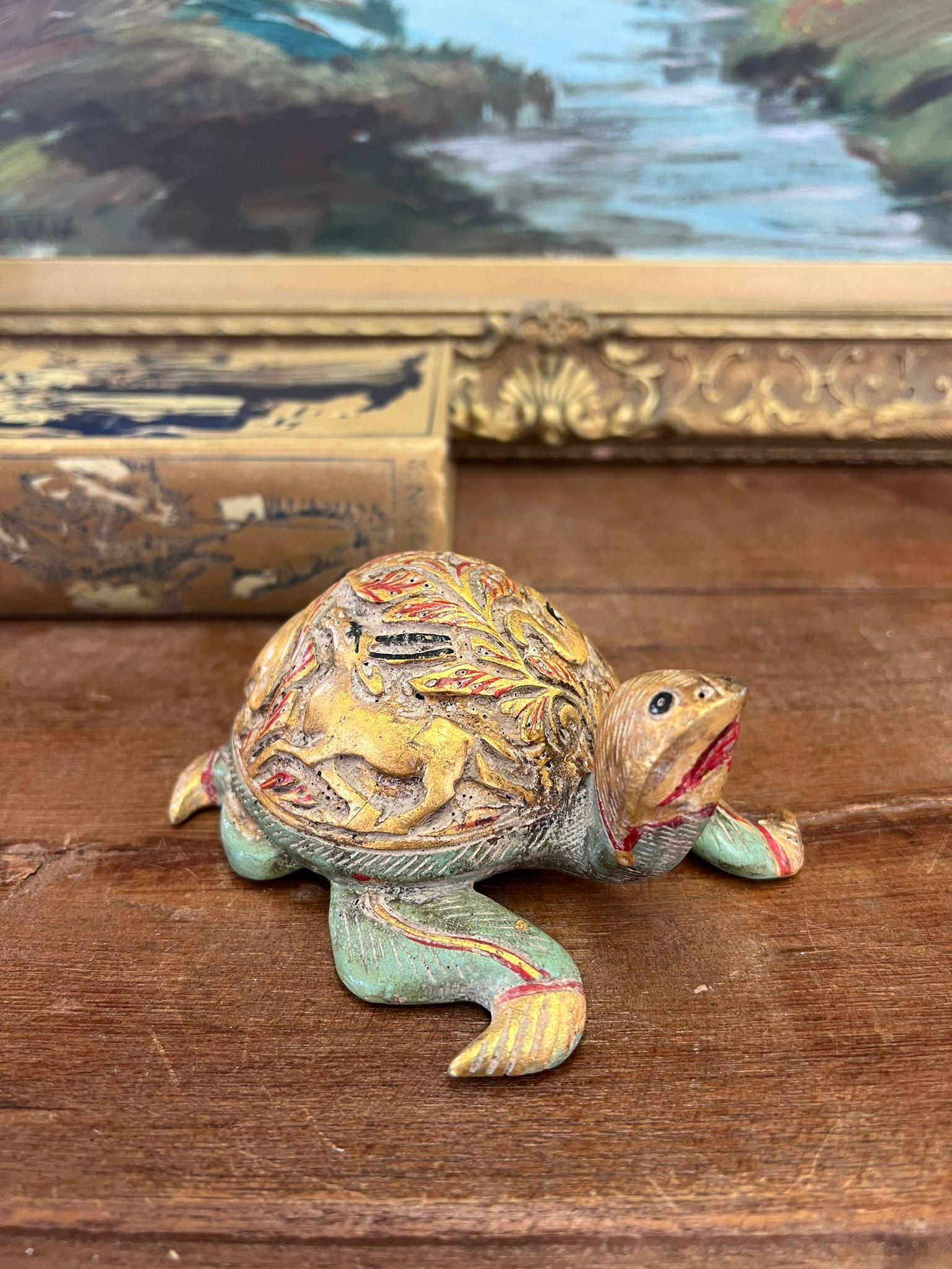 Questa statuetta vintage raffigura una tartaruga intricatamente intagliata e dipinta. È di colore oro e  inciso sul fondo. Questo pezzo ha una bella patina e carattere. Forse arte popolare. Conditio sine qua non, come da foto. L'inserzione si