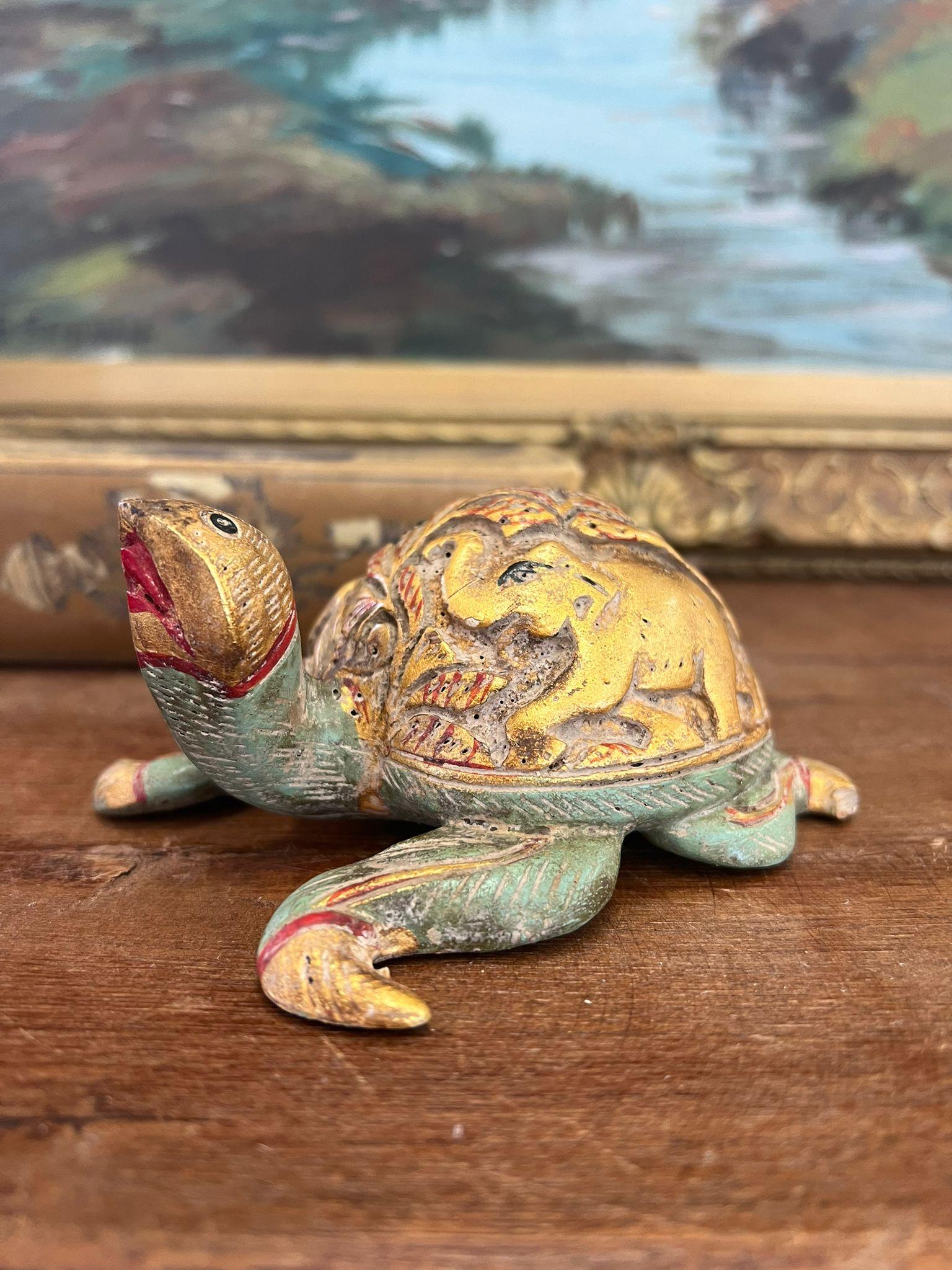 Mid-Century moderno Figurina di tartaruga in legno vintage intagliata e dipinta a mano. in vendita