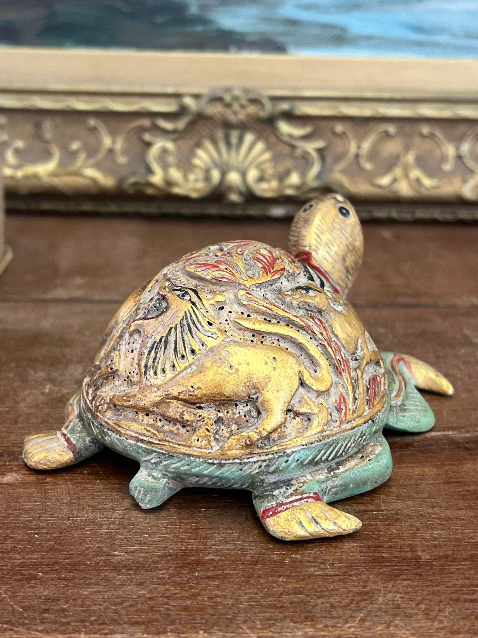 Figurina di tartaruga in legno vintage intagliata e dipinta a mano. In condizioni buone in vendita a Seattle, WA