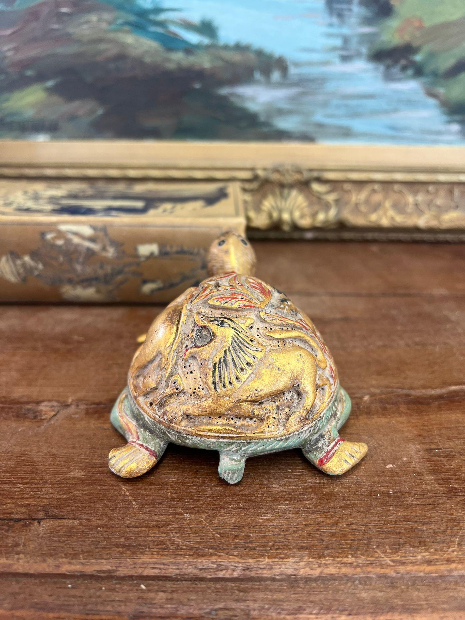 Fine XX secolo Figurina di tartaruga in legno vintage intagliata e dipinta a mano. in vendita