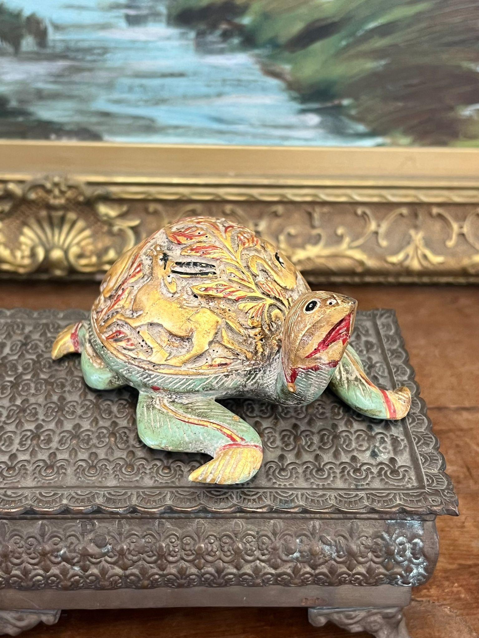 Legno Figurina di tartaruga in legno vintage intagliata e dipinta a mano. in vendita