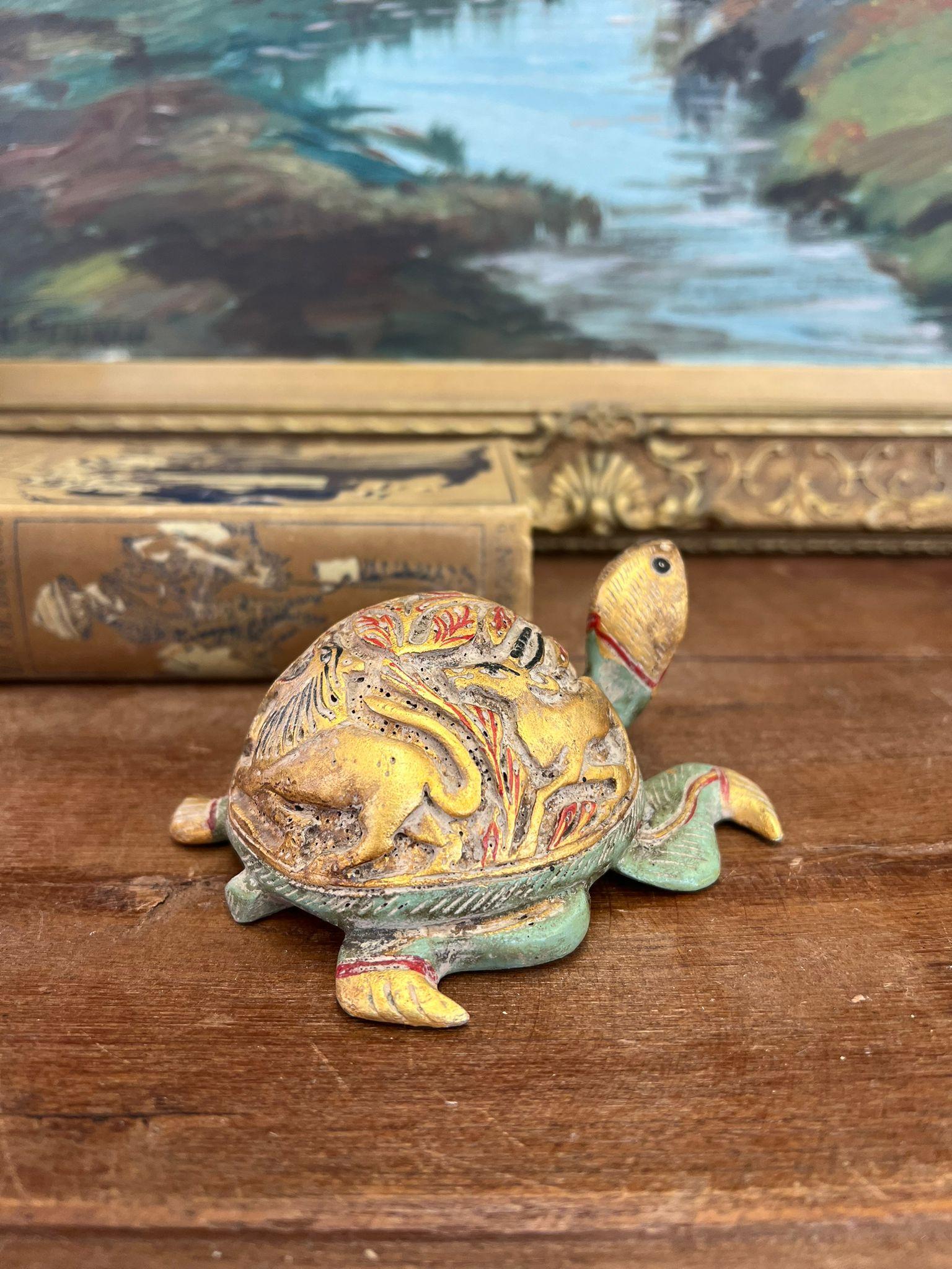 Figurina di tartaruga in legno vintage intagliata e dipinta a mano. in vendita 1