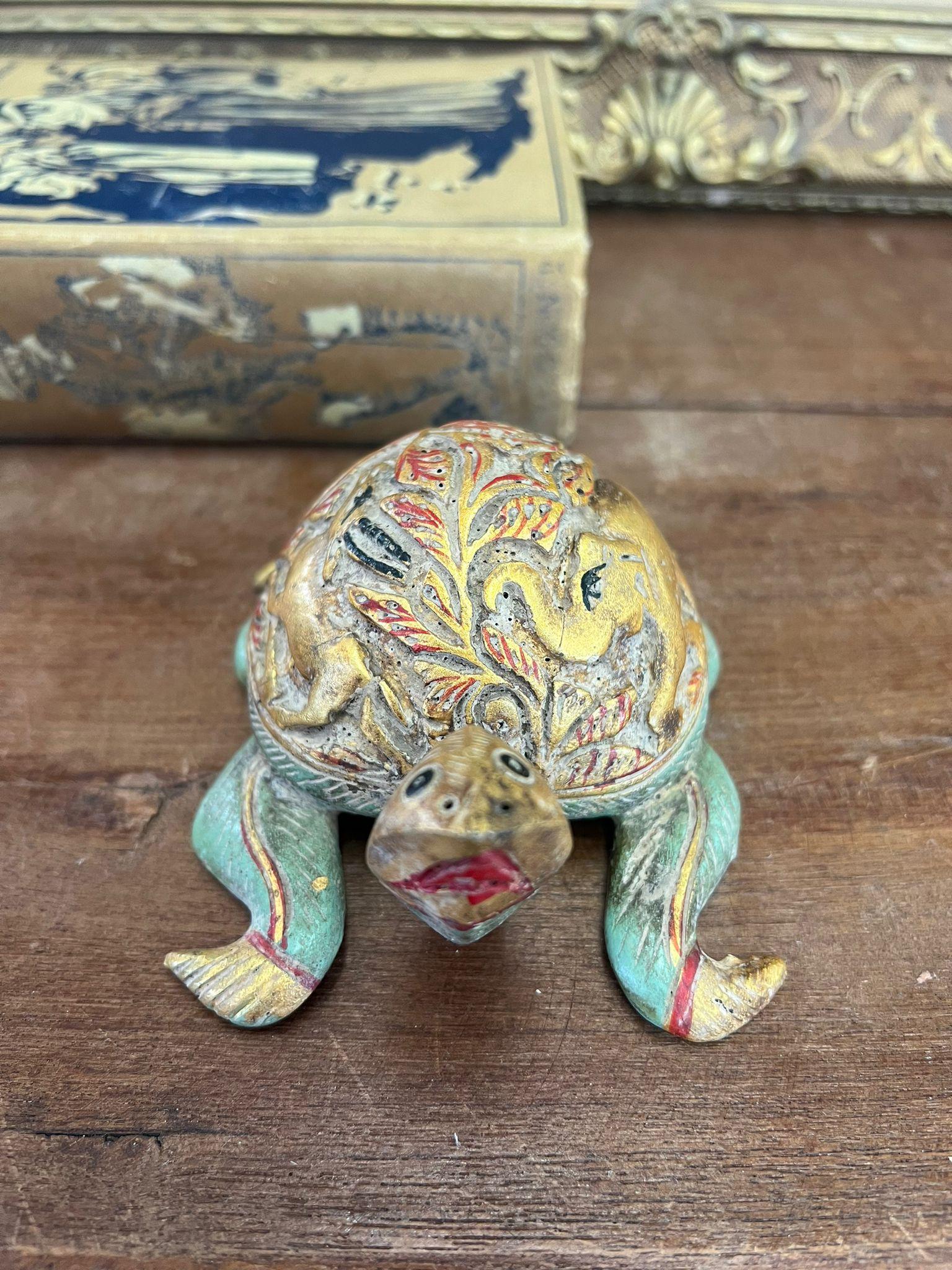 Figurina di tartaruga in legno vintage intagliata e dipinta a mano. in vendita 2