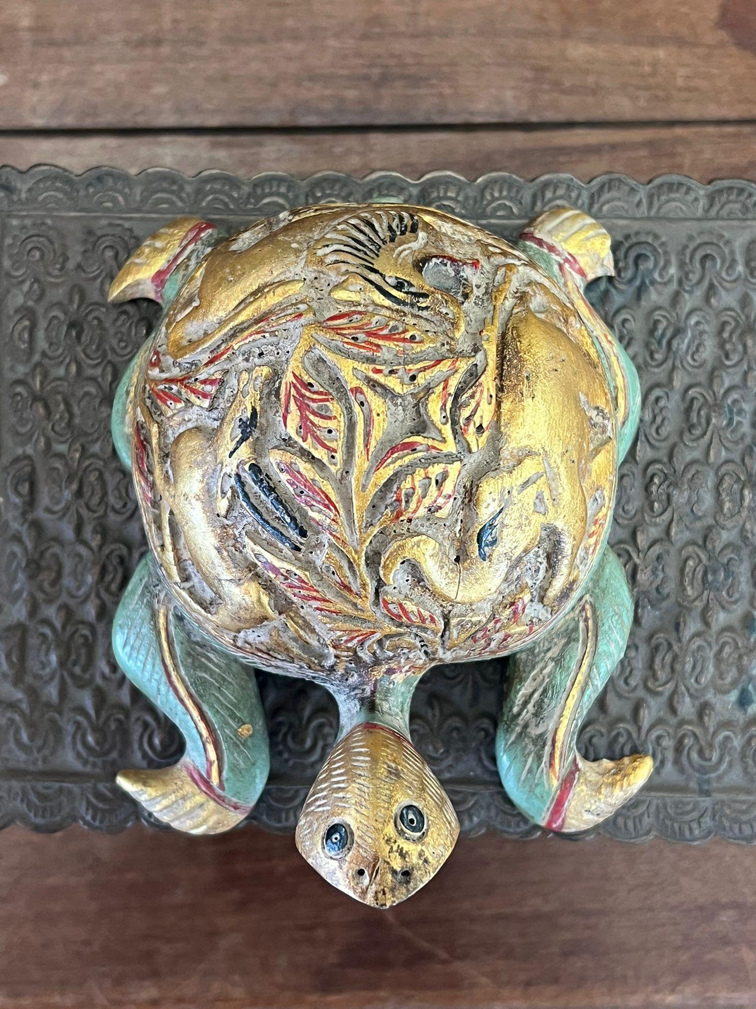 Figurina di tartaruga in legno vintage intagliata e dipinta a mano. in vendita 3