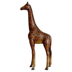 Handgeschnitzte und bemalte Giraffen-Skulptur von Sarreid Ltd
