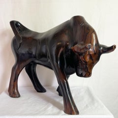 Vieux taureau en bois sculpté et poli à la main