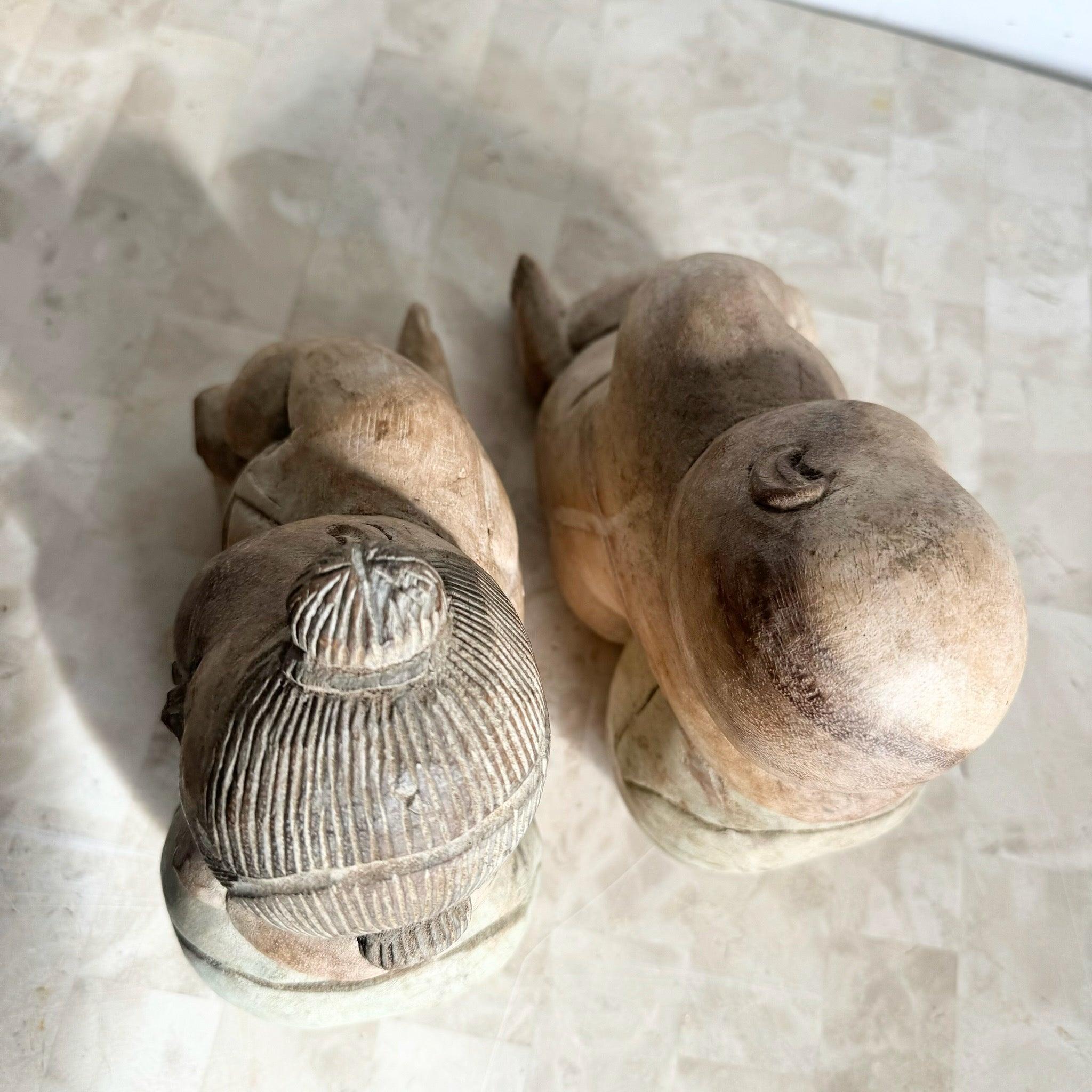 Bébés asiatiques en bois vintage sculptés à la main - de sereines figurines en bois représentant des enfants en tenue traditionnelle, qui ajoutent un charme vintage aux intérieurs.
 
 Nous vendons les articles tels qu'ils ont été acquis, sans les