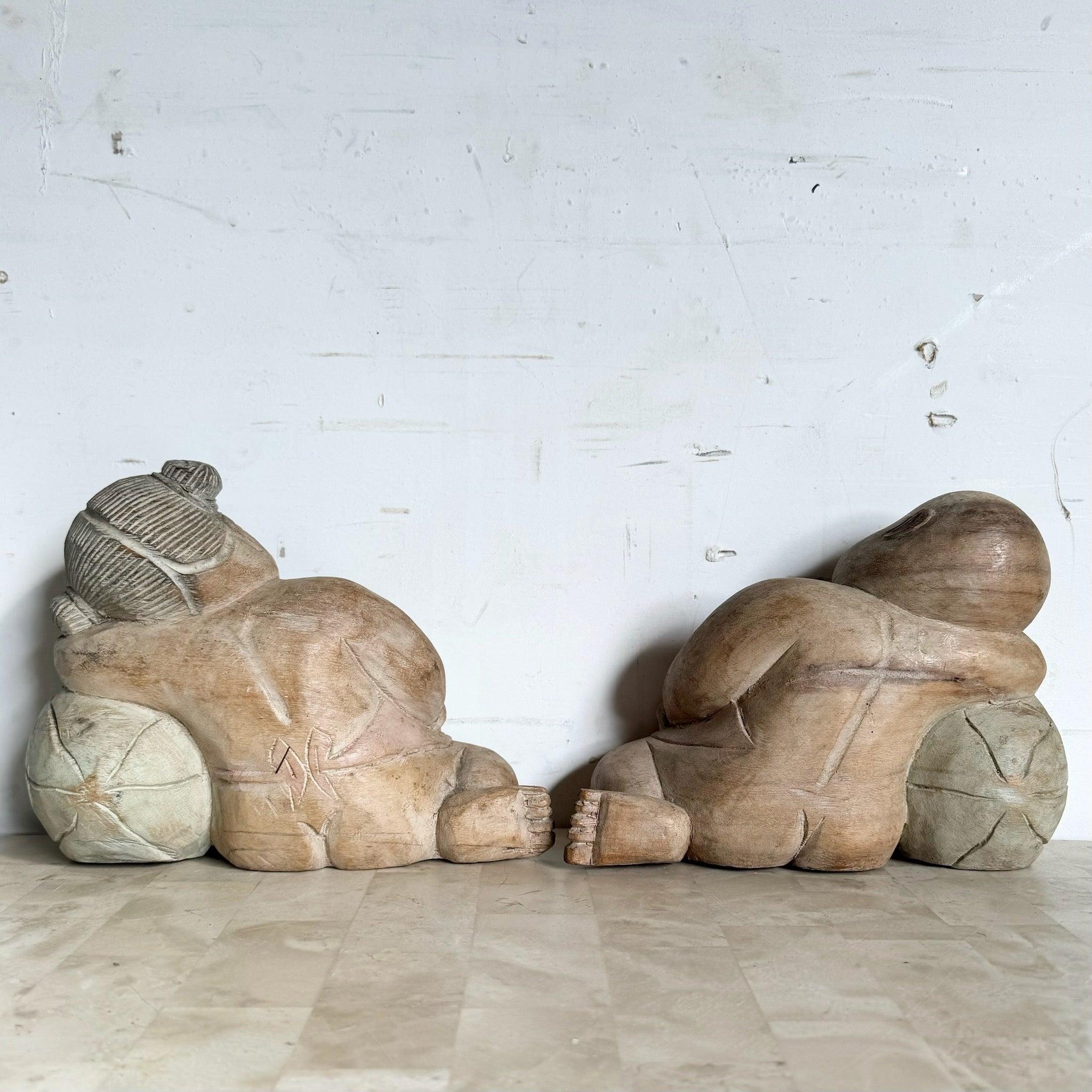 20ième siècle Bébés asiatiques en bois vintage sculptés à la main - Lot de 2 en vente