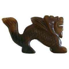 Vieux dragon en jadéite marron/ambre sculpté à la main, Chine, milieu/fin du XXe siècle