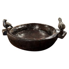 Cuenco decorativo vintage de castaño tallado a mano con asas y decoración de pájaros de hierro